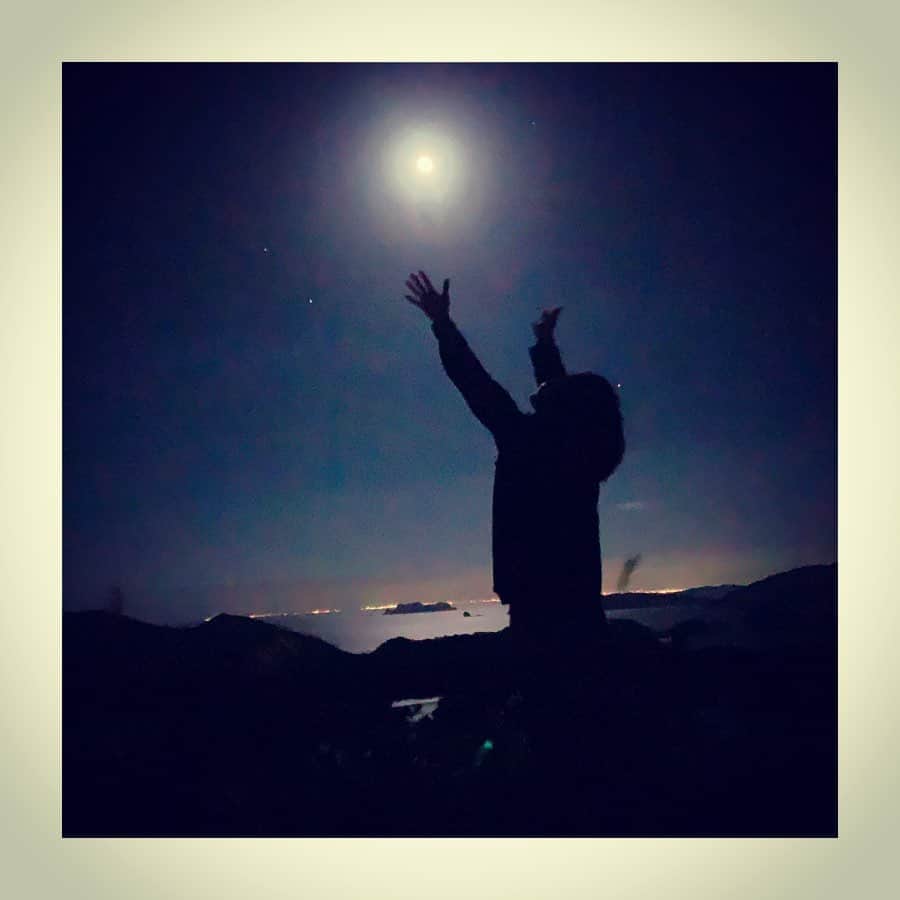 坂田陽子さんのインスタグラム写真 - (坂田陽子Instagram)「船でBBQしてお祭りに参加して部屋飲み。 そして酔っ払い達は真っ暗な中、座間味島が一望できる展望台へ。 月が明るくて、空から降ってくるような星達は見られなかったけど、おかげで月光浴により浄化されパワー充電。 しばらくベンチに寝っ転がって空見上げて動けなかったなぁー😆 ・ ・ #座間味島 #座間味展望台  #月光浴　 #月に向かって #地球に生まれて良かったシリーズ  #民宿から #徒歩10分て言ったの誰よ と文句言いながら山登り30分 #全員黙る #はい浄化 #あの雰囲気 #あの空気感 #忘れない」11月19日 21時02分 - yokosakata