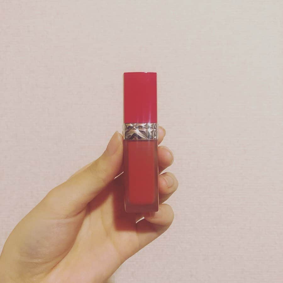 末吉咲子のインスタグラム：「好きなものシリーズ3。 #dior の#ルージュディオールウルトラリキッド の #635 💄✨ 2枚目はつけてる写真🤗💋 マットなんだけどマットすぎず、特にこの朱色？オレンジ？よりの赤が、 #イエローベース の私にぴったり🥰 イエベじゃなくても、アジア人の肌色に凄く合う色なんだって！ おススメです👍 #コスメ #韓国 #リップ #ディオールコスメ #ディオール #ディオールリップ」