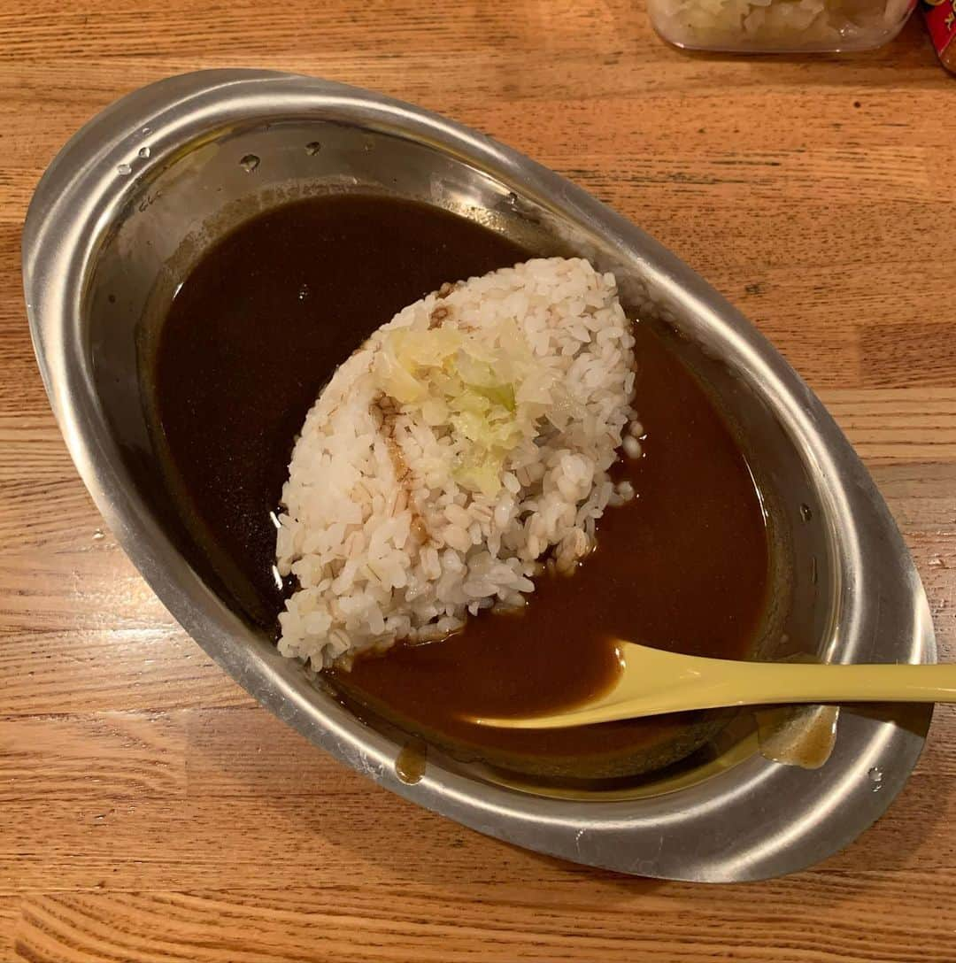 くろさんのインスタグラム写真 - (くろInstagram)「ドリームカレー🍛390円 いつもは券売機で発券される番号が001 or 002なのに何と今日は014‼️ だんだんと認知されはじめたらしく提供まで約10分かかりました（ちょーど団体6名が入店したばかりだったっぽい）今までは待ち時間ナシで安い・旨い・早いの穴場ランチだったのになぁ… たまたま混んでいただけでありますよーに🙏🏻←利用する側の身勝手発言w #SPICEDREAM #二毛作店 #カレーランチ #スパイスカレー #スパイシーカレー #ドリームカレー #黒カレー #黄カレー #ワンコインランチ #390円ランチ #スパイスドリーム #スパイスドリーム新橋店 #新橋ランチ #朝のスタバ代の方が高いw」11月19日 12時12分 - m6bmw