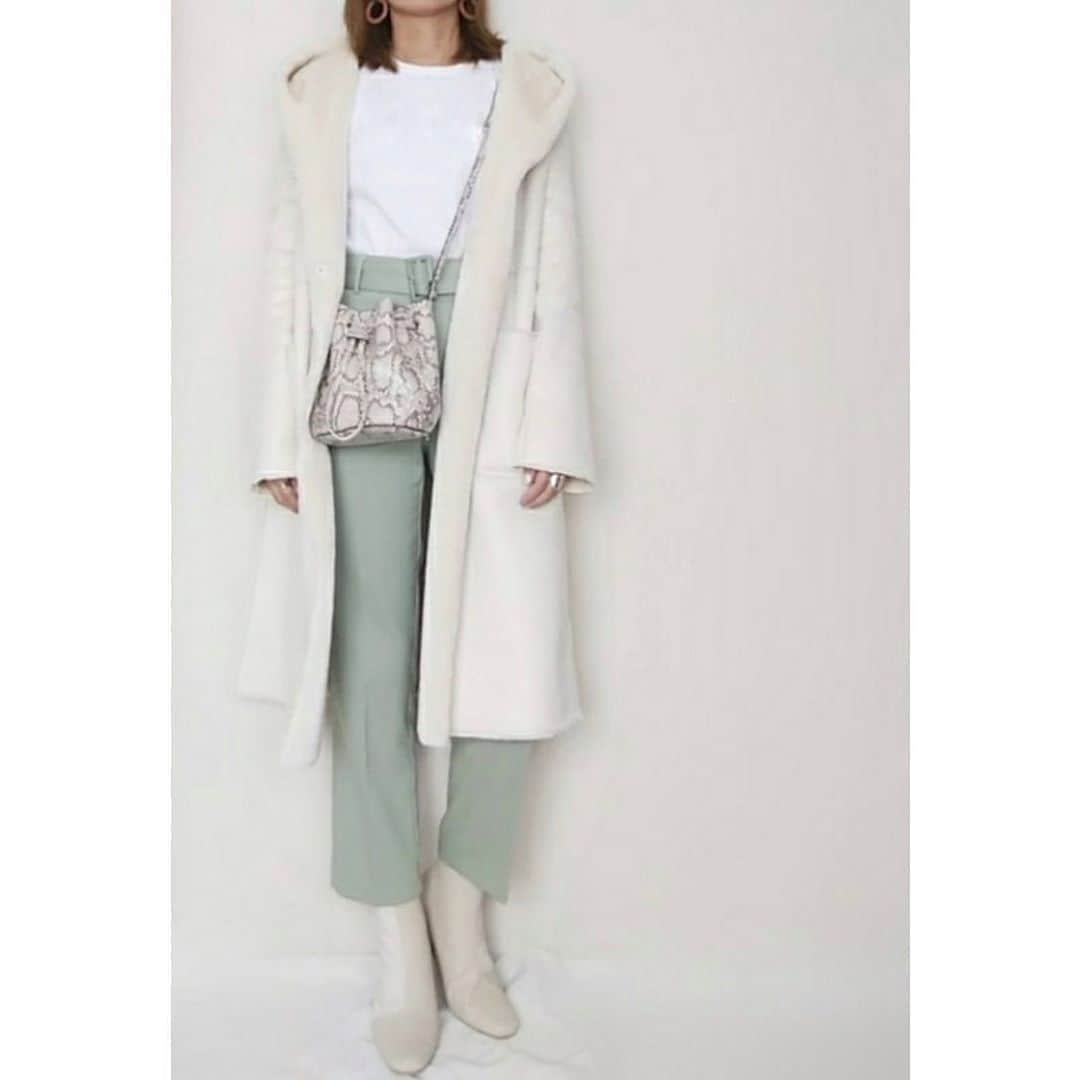 GU(ジーユー) さんのインスタグラム写真 - (GU(ジーユー) Instagram)「裏起毛テーパードパンツコーデをPick up！﻿ あたたかい快適なはき心地と、すっきりとした美シルエットを両立させたテーパードパンツ✨キレイ色が華やかで、トレンドの白系トーンと合わさってとっても素敵です👍優しい雰囲気が女性らしいコーデ😘参考にしたいですね👏様々なシチュエーションに重宝しそうなボトムスです🙌﻿ 是非、チェックしてみてくださいね💁‍♀️💕﻿ ————————————﻿ ☑裏起毛テーパードパンツZ+E﻿ ¥1,990＋tax（通常価格）﻿ 品番:320550﻿ ————————————﻿ Pick Up Post﻿ @mamkorisa さん、ステキな投稿ありがとうございます😊﻿ #GU #GUstyle #YOURFREEDOM #gu_for_all #GUKorea #GUHK #GUTAIWAN #ジーユー #ジーユーコーデ #GUコーデ #ジユジョ #裏起毛テーパードパンツ #大人カジュアル #カジュアル #大人女子 #着回しコーデ #シンプルコーデ #冬コーデ #デイリーコーデ #大人コーデ #お出かけコーデ #ボトムス #テーパードパンツ」11月19日 12時04分 - gu_for_all_