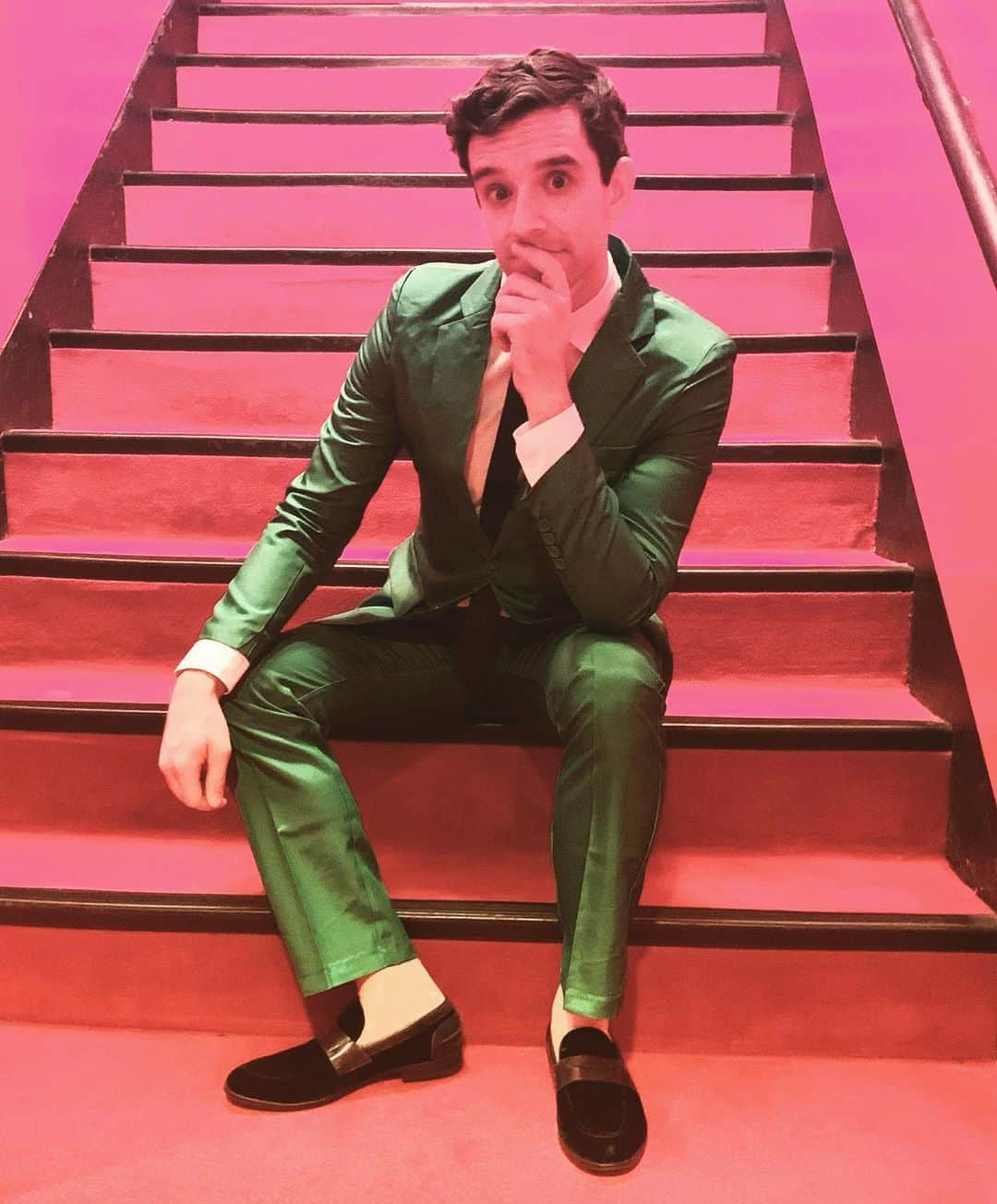 マイケル・ユーリーさんのインスタグラム写真 - (マイケル・ユーリーInstagram)「When wearing a green suit on a red staircase one must... Had a blast reading #TheGrinch for @vanessawilliamsofficial at @sheencenter Christmas came early!」11月19日 12時07分 - michaelurielikesit