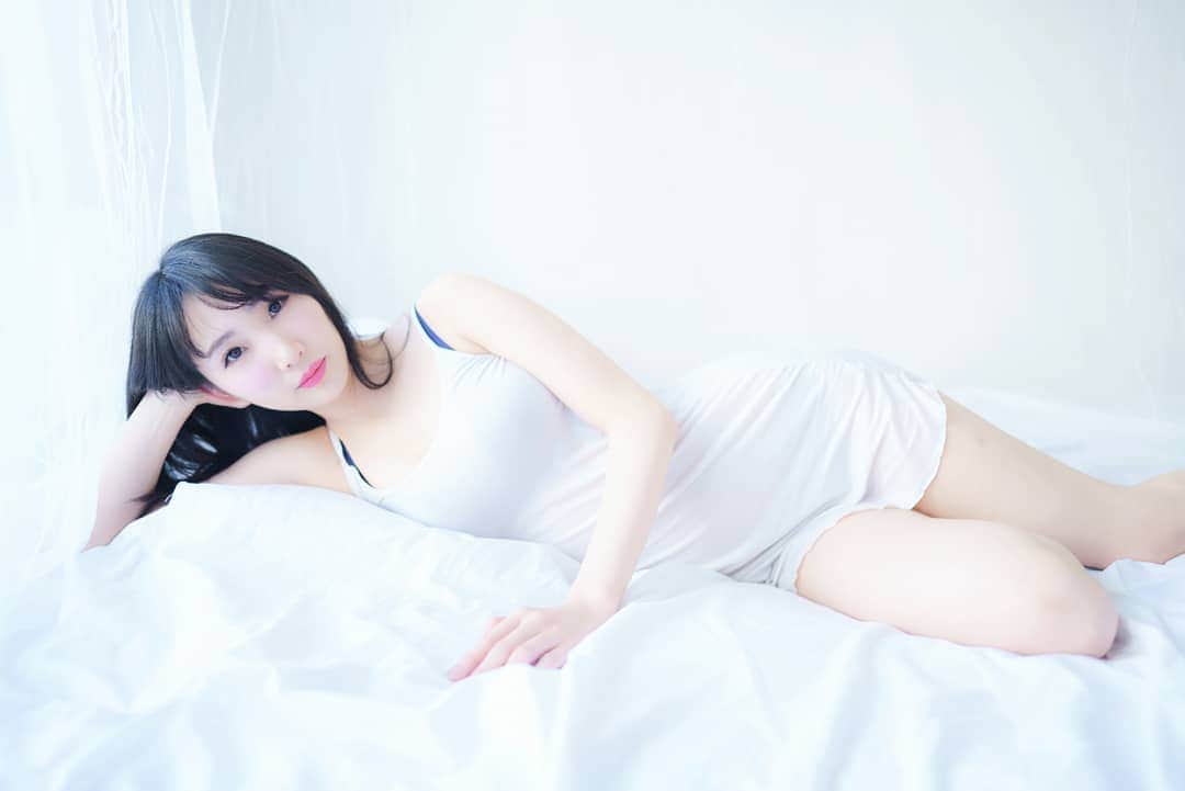 なつ葵さんのインスタグラム写真 - (なつ葵Instagram)「『真剣にくつろぐ女』  #恵比寿マスカッツ#なつ葵 #どういう #感情 (笑) #Japanese#portrait#model #white」11月19日 12時20分 - natsuki_taiyaki