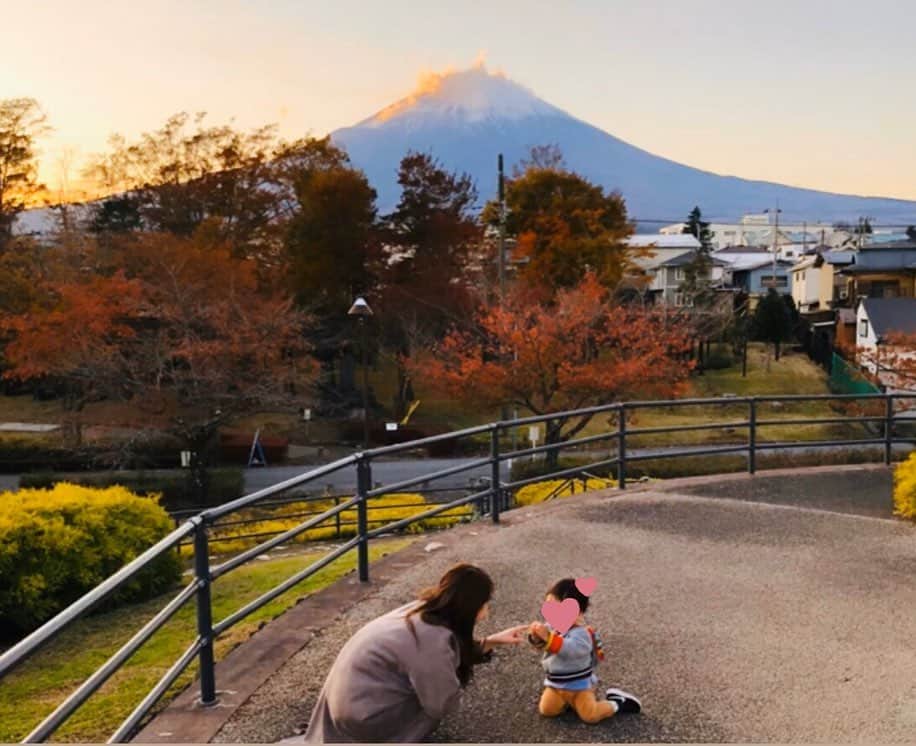 鈴木あきえさんのインスタグラム写真 - (鈴木あきえInstagram)「先日、 富士山がみえる公園へ🗻✨✨ 御殿場の方へ遊びに行きました😊😊 東京から少し離れると 公園の面積がとにかく広い！！！ 息子も ウッキウキで喜んでおりました🥳🌈 #御殿場 #御殿場アウトレットにも寄ったよ #アウトレット内に公園あるの知らなかった #子供も楽しい #富士山がみえる公園 #話変わるけど最近寝かしつけの時に一緒に寝落ちしてしまう #頑張って起きて自分時間確保したいところです😂 #では今日は収録 #みなさんも行ってらっしゃいませ🧡」11月19日 12時21分 - akiesuzuki0312