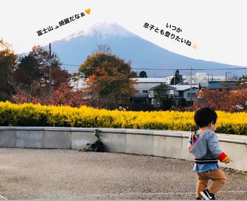 鈴木あきえさんのインスタグラム写真 - (鈴木あきえInstagram)「先日、 富士山がみえる公園へ🗻✨✨ 御殿場の方へ遊びに行きました😊😊 東京から少し離れると 公園の面積がとにかく広い！！！ 息子も ウッキウキで喜んでおりました🥳🌈 #御殿場 #御殿場アウトレットにも寄ったよ #アウトレット内に公園あるの知らなかった #子供も楽しい #富士山がみえる公園 #話変わるけど最近寝かしつけの時に一緒に寝落ちしてしまう #頑張って起きて自分時間確保したいところです😂 #では今日は収録 #みなさんも行ってらっしゃいませ🧡」11月19日 12時21分 - akiesuzuki0312