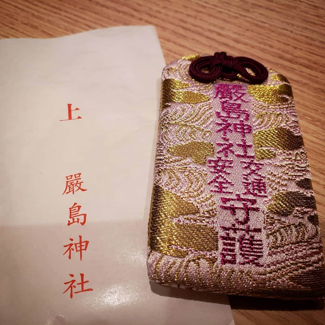 坂本詩緒里さんのインスタグラム写真 - (坂本詩緒里Instagram)「無事帰宅し、今日からまたむち打ち症状と闘っていきます。 自分も世間も嫌なニュースばかり… 私が事故にあった日にボウリング仲間が1人亡くなりました。 すみにゃんはアマチュアの頃からお世話になってる関西のお父さん的存在の人。 アマチュアの頃(今もですが)かなりの人見知りでお客さんとぜんぜん会話できなくて落ち込んでる私に、無理せず自分らしくボウリングすればいいんだよって教えてくれました。 9月のMKチャリティーカップの選抜終わりに呼び止められ、今日が会えるの最後になると思うって言われました。 病気の事は聞いてて大阪に行った時も何度か無理して会いに来てくれて、いつかこの日が来るのは分かっていて覚悟していたつもりでしたが、こう言われ、ショックでかける言葉が見付からず号泣してしまいました。 そして、おめでとうとは言えんけど最後にしぃちゃんの勇姿を見れて良かったよ！って言われたけど、MKぜんぜん打てなくて選抜落ちで良いとこなんて一つも見せてあげられなくてこれが最後だなんて後悔しかありません。 しばらく心の整理が付きそうにありませんが、いつかすみにゃんに天国でおめでとうって言ってもらえるようにこれからもボウリング頑張ります。 見ててね。  #辛い闘病生活 #お疲れ様でした #今までありがとう #お守りもらった」11月19日 12時16分 - jpba529