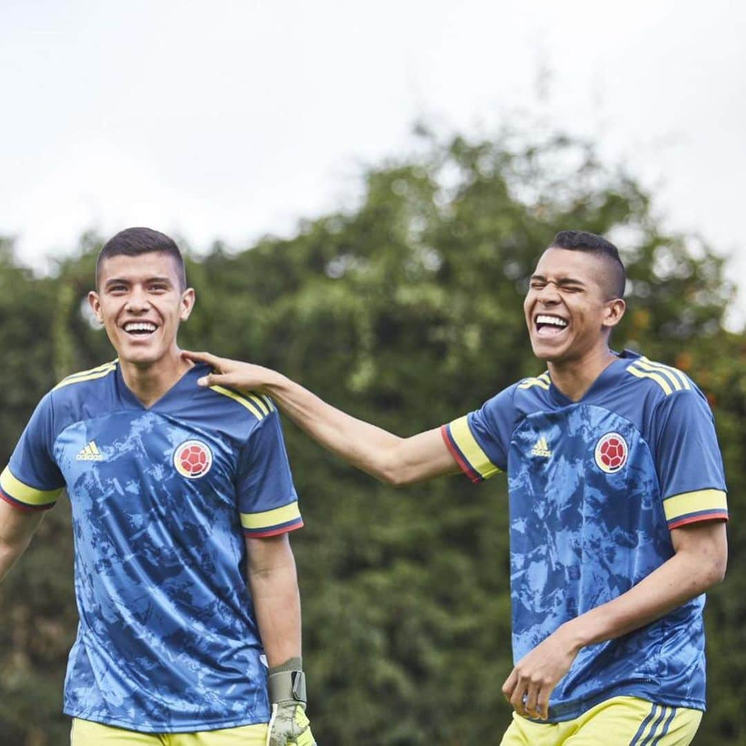 ダビド・オスピナさんのインスタグラム写真 - (ダビド・オスピナInstagram)「Siempre orgulloso de vestir la de mi selección 🇨🇴 @sebastianguerra1 @kevin_mier2000, el futuro del arco nacional está en buenas manos. 5 regiones, 8 acentos, un corazón 💪🏻」11月19日 12時17分 - d_ospina1