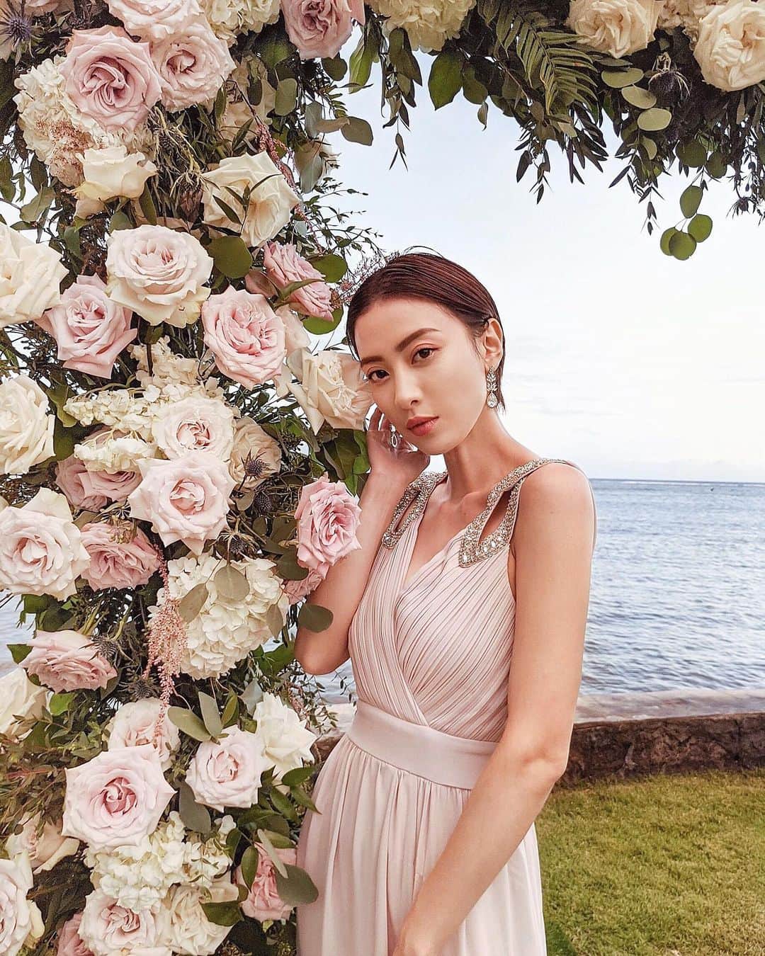 ソンイのインスタグラム：「あやちゃんweddingの写真が整理しきれてないので、とりあえず参列服を🕊💐 ドレスコードが白 or 薄ピンク or 水色だったから2年前くらいに買ってた @asos のロングワンピを初おろし☺️💗 ピアスも昔に海外から取り寄せてたwedding用のです💎」