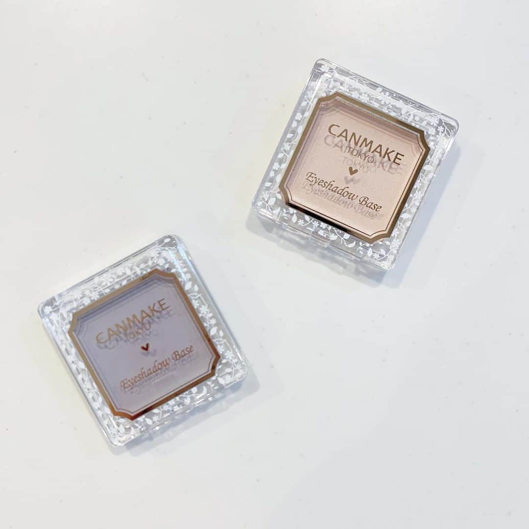 ryuu79hinaのインスタグラム：「#コスメ ・ ・ [キャンメイクのアイシャドウベース] ♡ピークパール→パール感のあるピンクベージュ ♡ラディアントブルー→くすみをカバーし透明感のある目元に仕上げるパール感のるラベンダーブルー ・ ・ いつもマックのベースを使ってたけど… アイシャドウの発色＆モチ変わらなかったよ！ しっとりからまぶたに伸ばすとサラサラパウダーに変化 ✅プチプラでおすすめだよ🦄 ・ ・ ━━━━━━━━━━━━━━━ #キャンメイク#プチプラコスメ#ベース#コスメ購入品#コスメレポ#コスメ好きさんと繋がりたい#コスメ紹介#置き画くら部#置き画#置き画倶楽部#おきがくらぶ#おきが倶楽部#좋아요#좋아요반사#좋아요그램#좋아요환영#인스타그램#코스메틱#메이크업스타그램#립스타그램」
