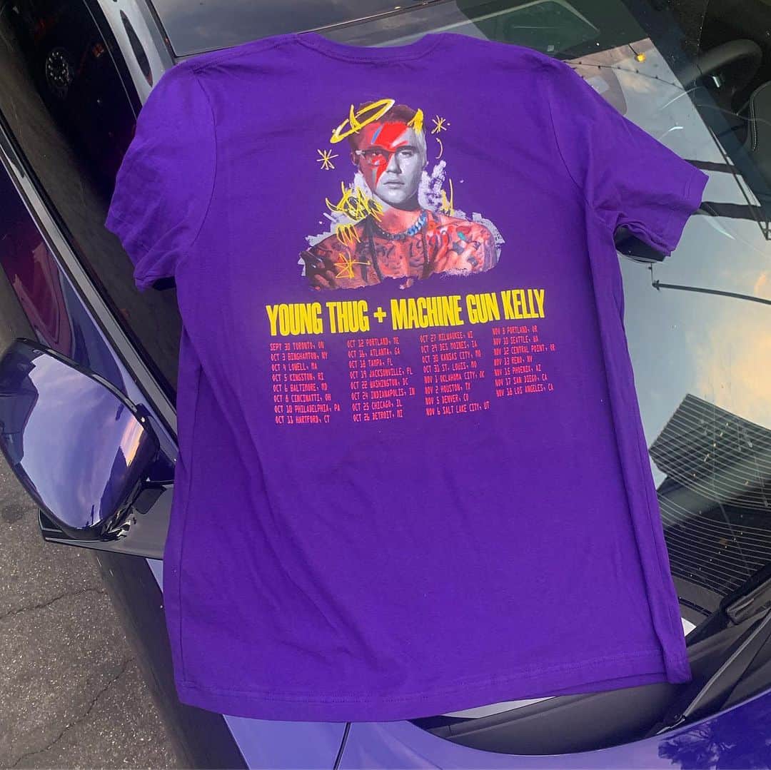Young Gunnerさんのインスタグラム写真 - (Young GunnerInstagram)「bought myself an end of tour present + me and @thuggerthugger1 made a shirt for the last show only available tonight at the concert. 😈😈😈😈😈」11月19日 12時32分 - machinegunkelly