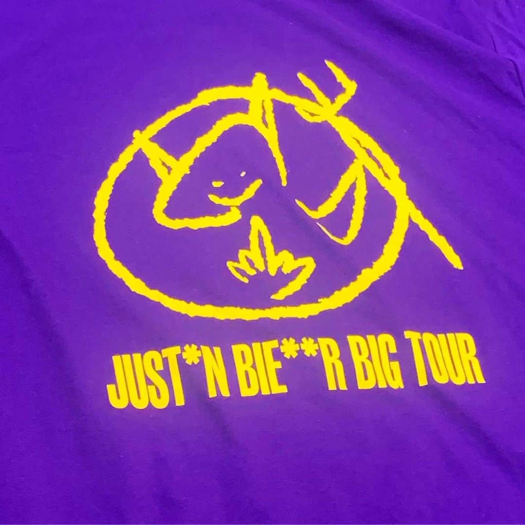 Young Gunnerさんのインスタグラム写真 - (Young GunnerInstagram)「bought myself an end of tour present + me and @thuggerthugger1 made a shirt for the last show only available tonight at the concert. 😈😈😈😈😈」11月19日 12時32分 - machinegunkelly