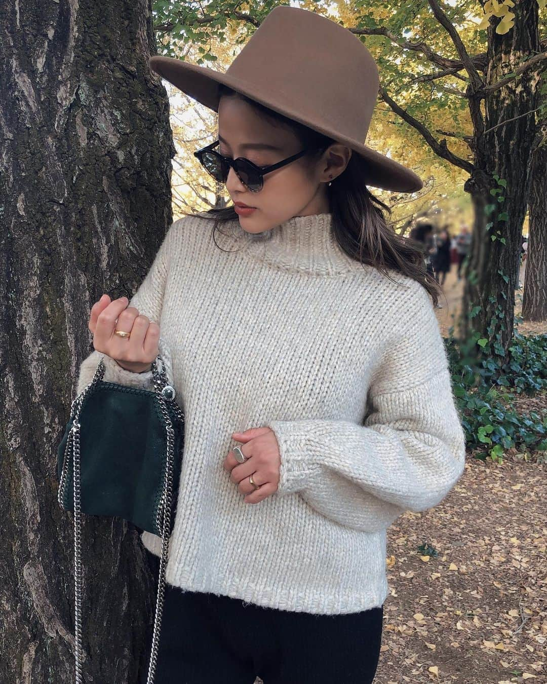 佐野真依子さんのインスタグラム写真 - (佐野真依子Instagram)「お気に入りの Moth Color Knit ivory Coordinate♡ ルーズな手編み タートルネックニットだよ♡ MIXカラーの風合いが可愛くて 袖のボリュームシルエットが お気に入り♡ 高すぎないスタンド襟も こだわりポイントです♡ 機械編みでは出せない 手編みならではの ボリュームのあるニットに 仕上がりました♡ 肌触りの良い糸で まったくチクチクしないのが 本当に最高！！！ 着心地の良い ハンドメイドニットです♡ ■Moth Color Knit ￥17,600 @trunc88_official  #trunc88」11月19日 12時34分 - sanomaisanomai