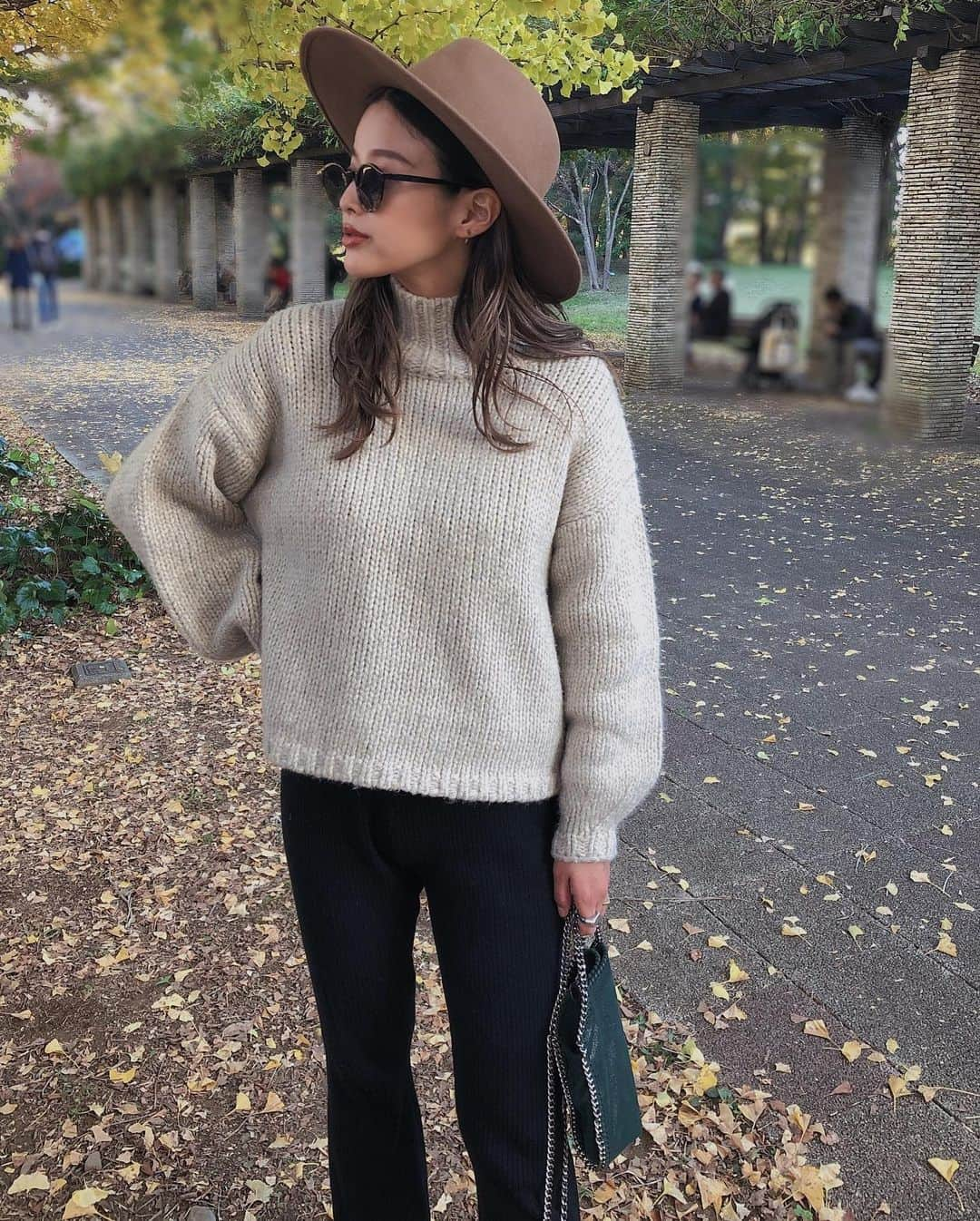 佐野真依子さんのインスタグラム写真 - (佐野真依子Instagram)「お気に入りの Moth Color Knit ivory Coordinate♡ ルーズな手編み タートルネックニットだよ♡ MIXカラーの風合いが可愛くて 袖のボリュームシルエットが お気に入り♡ 高すぎないスタンド襟も こだわりポイントです♡ 機械編みでは出せない 手編みならではの ボリュームのあるニットに 仕上がりました♡ 肌触りの良い糸で まったくチクチクしないのが 本当に最高！！！ 着心地の良い ハンドメイドニットです♡ ■Moth Color Knit ￥17,600 @trunc88_official  #trunc88」11月19日 12時34分 - sanomaisanomai