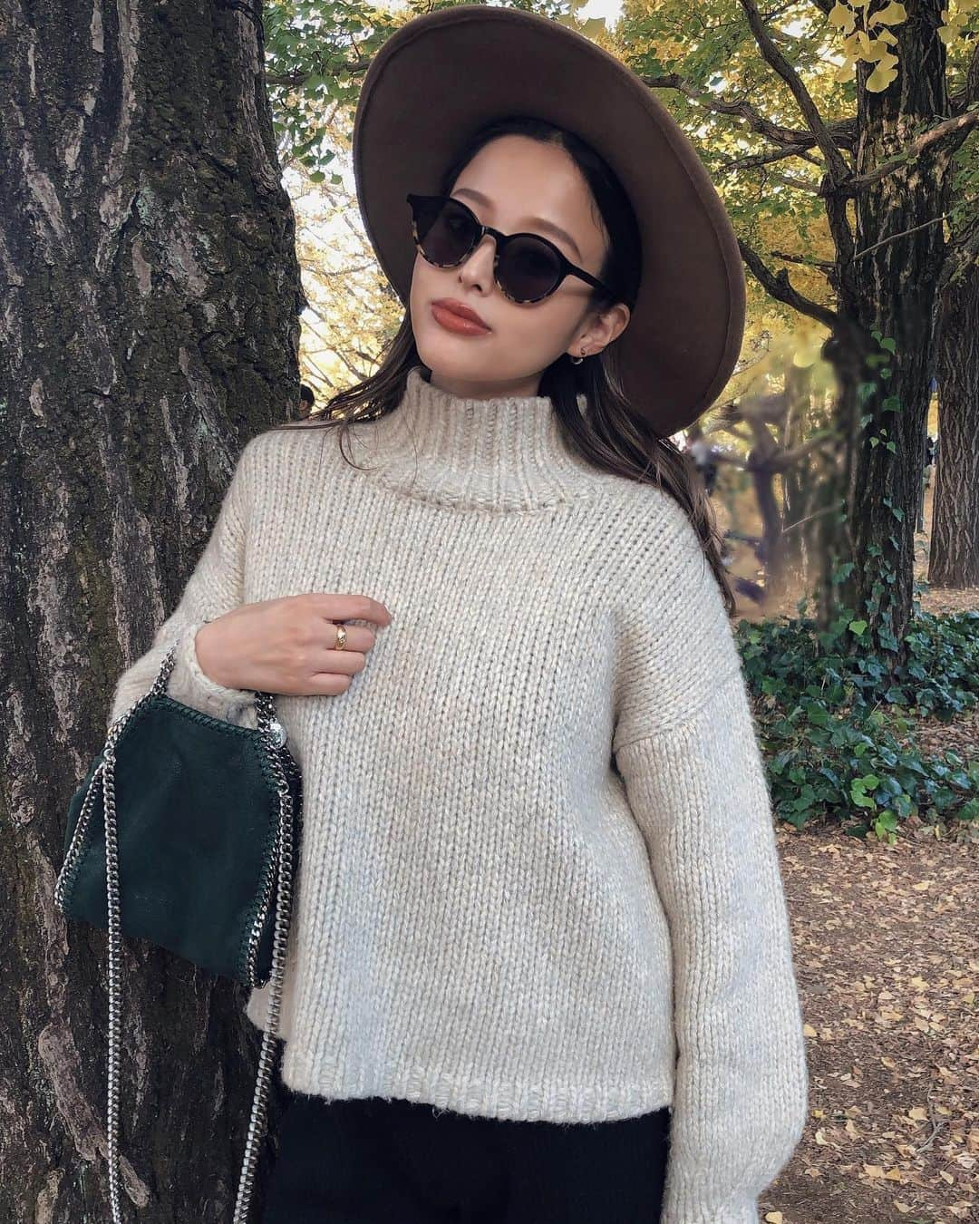 佐野真依子さんのインスタグラム写真 - (佐野真依子Instagram)「お気に入りの Moth Color Knit ivory Coordinate♡ ルーズな手編み タートルネックニットだよ♡ MIXカラーの風合いが可愛くて 袖のボリュームシルエットが お気に入り♡ 高すぎないスタンド襟も こだわりポイントです♡ 機械編みでは出せない 手編みならではの ボリュームのあるニットに 仕上がりました♡ 肌触りの良い糸で まったくチクチクしないのが 本当に最高！！！ 着心地の良い ハンドメイドニットです♡ ■Moth Color Knit ￥17,600 @trunc88_official  #trunc88」11月19日 12時34分 - sanomaisanomai