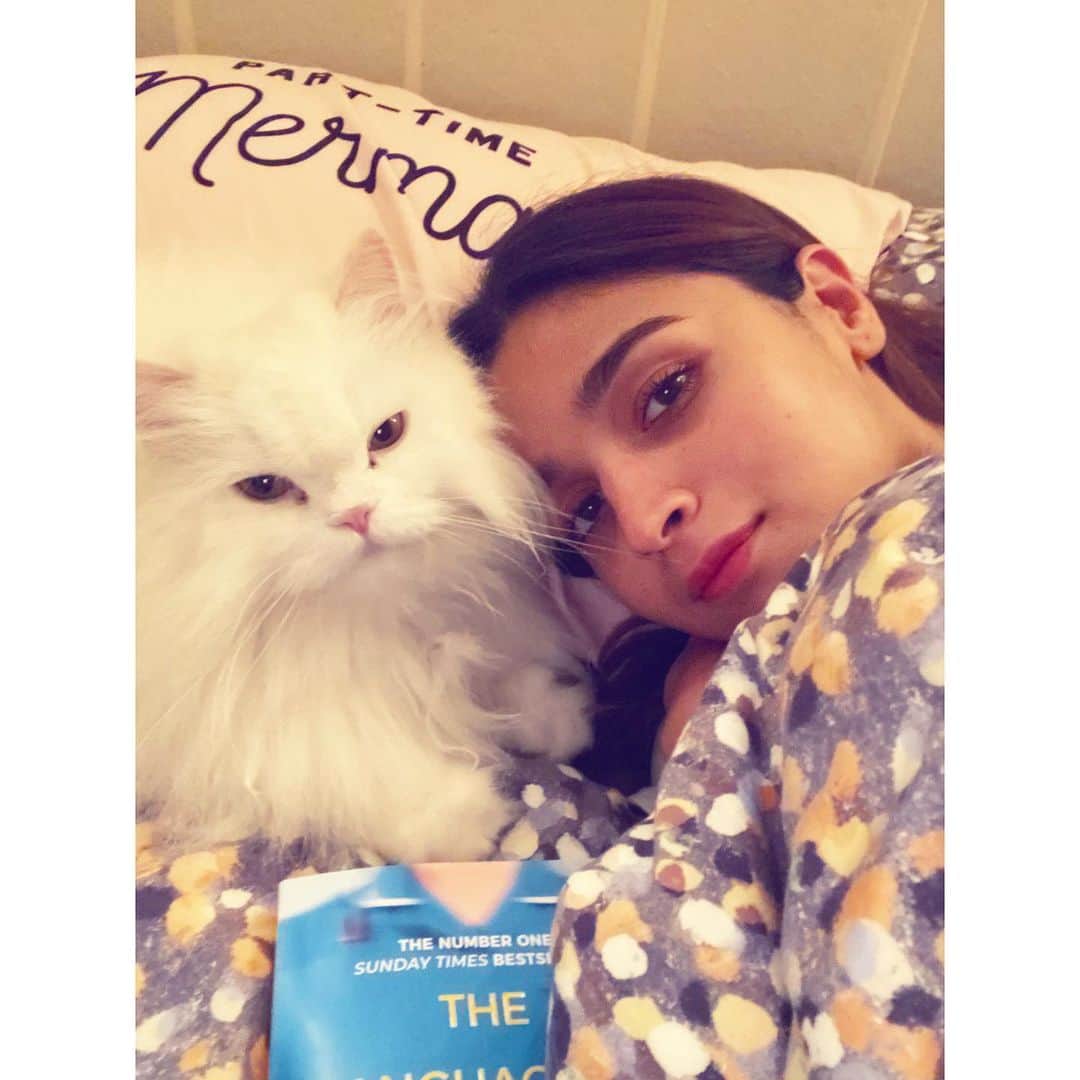 アリア・バットのインスタグラム：「like mother like cat 🙎‍♀️🐱」