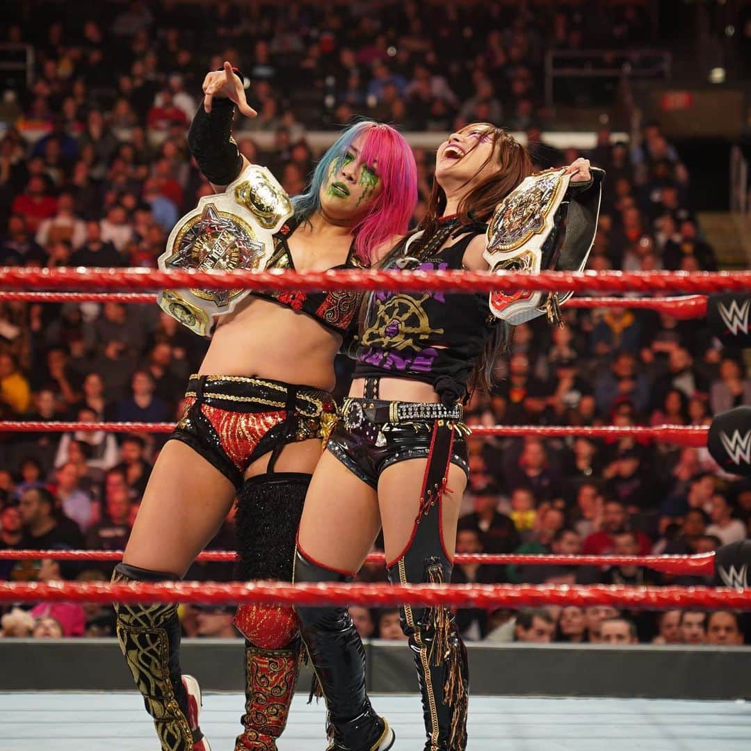 WWEさんのインスタグラム写真 - (WWEInstagram)「@wwe_asuka defeats a very tough @natbynature with a little help from @kairisane_wwe!  #KabukiWarriors #RAW」11月19日 12時41分 - wwe