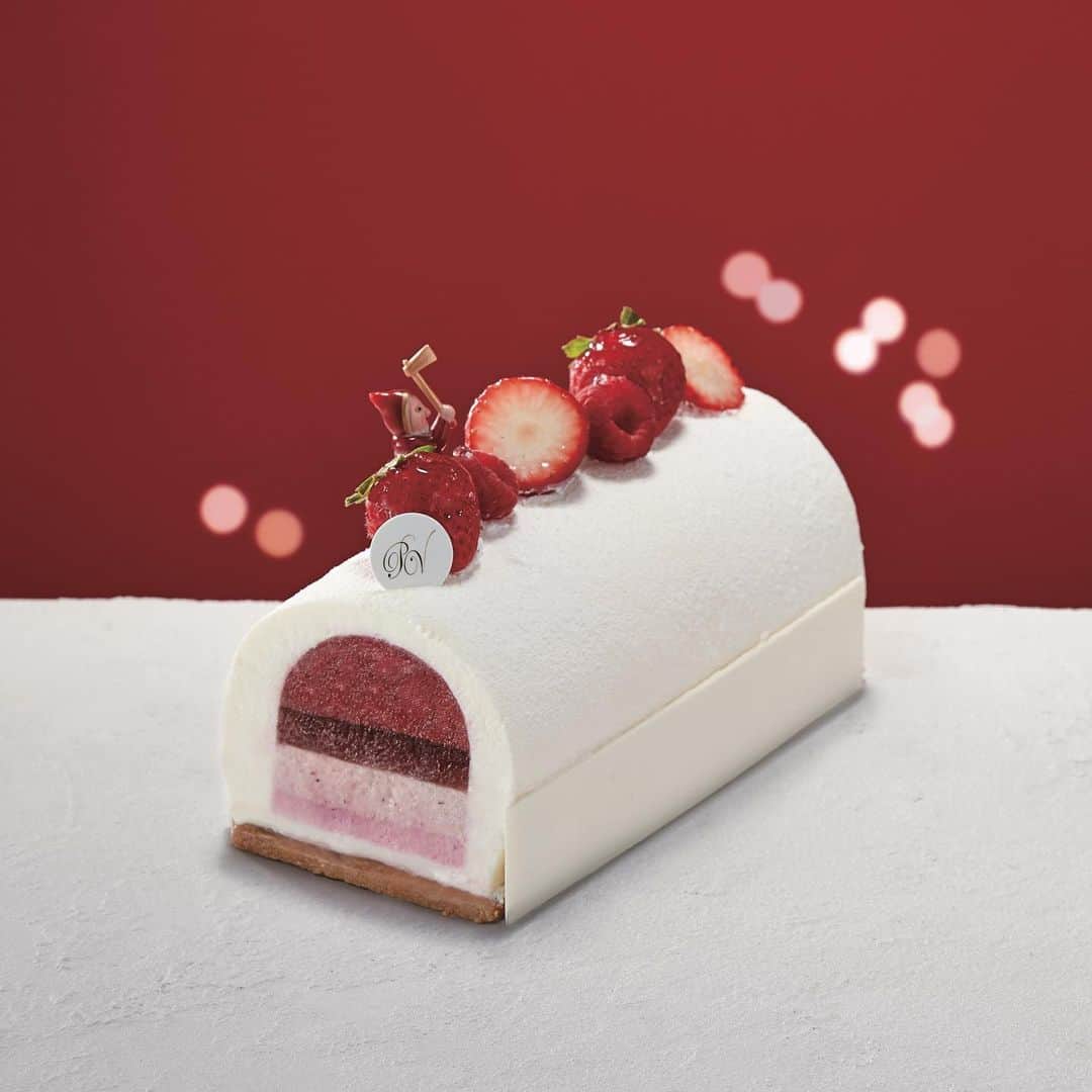 オズモール編集部さんのインスタグラム写真 - (オズモール編集部Instagram)「【純白のショートケーキやモンブランが素敵❄️雪のようにきらめく日本橋高島屋S.C.のクリスマスケーキ】 ㅤㅤㅤㅤㅤㅤㅤㅤㅤㅤㅤㅤㅤ 日本橋高島屋S.C.は「ブリリアント」なクリスマスをテーマに、聖夜にきらめくケーキの数々をご用意✨ ㅤㅤㅤㅤㅤㅤㅤㅤㅤㅤㅤㅤㅤ ニューヨークスタイルのスイーツショップ「GRAMERCY NEWYORK」からお届けするのは、聖なる夜をイメージした星と月の飾りがゴージャスなショートケーキ🍰 ㅤㅤㅤㅤㅤㅤㅤㅤㅤㅤㅤㅤㅤ 洋酒でマリネした洋梨やオレンジをふんわりとしたスポンジ生地に重ね、生クリームで豪華にデコレーション。 ㅤㅤㅤㅤㅤㅤㅤㅤㅤㅤㅤㅤㅤ 他にもキュートな木こりが顔を出す「Patisserie Voisin」の真っ白なムースケーキや、パリの華やかな美食ブランド「FAUCHON」の独創的なビジュアルのホワイトモンブランなど、雪のような真っ白なケーキが揃います🌨 ㅤㅤㅤㅤㅤㅤㅤㅤㅤㅤㅤㅤㅤ ホワイトクリスマスを思わせるような純白のケーキに、心躍ること間違いなしです🎂 ㅤㅤㅤㅤㅤㅤㅤㅤㅤㅤㅤㅤㅤ 「日本橋高島屋S.C.本館のクリスマスケーキ」詳細はこちら⬇︎ https://www.ozmall.co.jp/xmas/xmascake/11537/ ㅤㅤㅤㅤㅤㅤㅤㅤㅤㅤㅤㅤㅤ @ozmall_editors #オズモール #東京女子部 #Xmasスイーツに魅せられて #クリスマスケーキ #ケーキ屋さん#パティシエ#パティスリー#パホワイトクリスマス #アンヴデット #シュークリー#GRAMERCYNEWYORK　#FAUCHON#パティスリーヴォワザン#日本橋高島屋#ケーキ#スイーツ#ケーキ好き#スイーツ女子#スイーツ好き#スイーツ部#スイーツ好きと繋がりたい#ケーキ好きな人と繋がりたい #カメラ女子 #フォトジェニック」11月19日 12時55分 - ozmall_editors