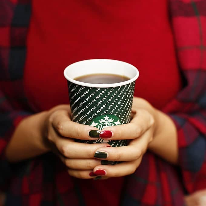 スターバックス JPさんのインスタグラム写真 - (スターバックス JPInstagram)「ほっと落ち着く、コーヒーの香りとあったかいぬくもり☕️﻿ 寒さを感じる日は、#ホットコーヒー でひとやすみしませんか🥰﻿🧣 ﻿ #MERRYCOFFEE﻿ #スターバックス」11月19日 12時53分 - starbucks_j