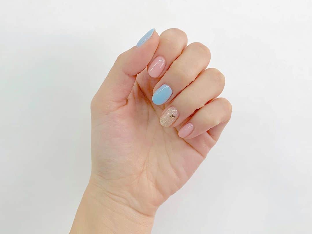 八木沙季のインスタグラム：「💅💅 . newネイル♡♡ ワンマンに向けてメンバーカラーにしました👭💗💙 イニシャルも入れちゃった🤭💓💓 りおちゃんのRと沙季のS😘 めっちゃお気に入り〜！！ . #newnail  #nail  #ネイル  #メンバーカラー  #ワンマンライブ」