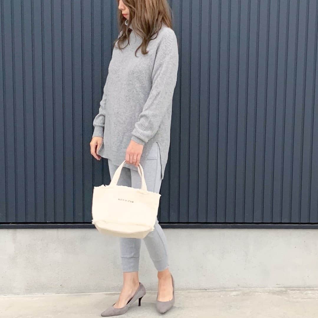 ryuu79hinaのインスタグラム：「#いつかのコーデ ・ ・ UNIQLO✕GUのプチプラコーデ まるっとグレーな日🐭 ・ ・ ━━━━━━━━━━━━━━━ 👕・@uniqlo 👖・@gu_global 👜・@alexiastam_official」