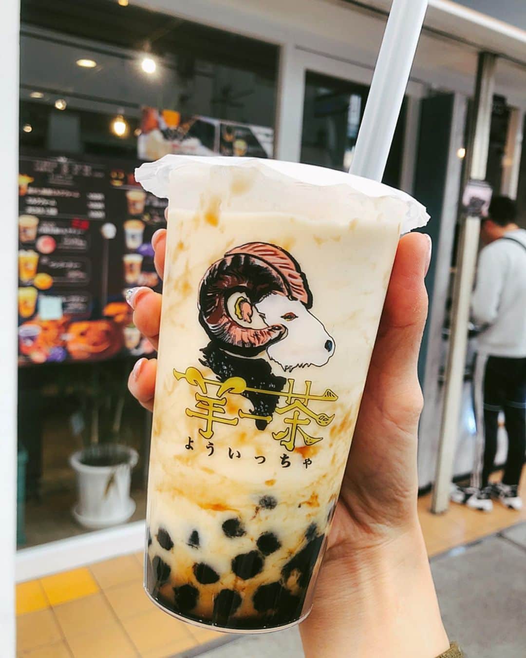 とぎもちさんのインスタグラム写真 - (とぎもちInstagram)「♡ 【高松 다카마쓰】 羊一茶のでタピる♡ この前地元帰った時に飲みに行ってここの焦がし青い空飲んだらすごく美味しくて今回は別メニュー飲みに来た🤤💕 今回は白桃烏龍ミルクティーと夕焼け💕 白桃烏龍ミルクティーは白桃の味そんなにしなかったけど美味しい黒糖ミルクにもちもちタピオカだった💓💓 冷たい飲み物に熱々タピオカが嬉しい💕 そして夕焼けの方は色過激だけど、いちごの果肉たっぷりの美味しいいちごジュース🍓💕 果肉の量すごくて夕焼け結構好きかも😳💓💓 ♡ #羊一茶高松店 #羊一茶 #白桃烏龍ミルクティー #夕焼け #タピオカミルクティー #タピオカ黒糖ミルクティー #高松 #香川 #日本 #高松グルメ  #香川グルメ  #日本 #高松タピオカ #瓦町 #요이짜 #요우이짜 #다카마쓰 #카가와 #다카마쓰맛집 #카가와맛집 #카가와여행 #다카마쓰여행 #먹스타그램 #토기모치 #とぎもち #とぎもちkorea #토기모치mukbang #먹방 #유튜버 #유튜브」11月19日 13時07分 - togistagram