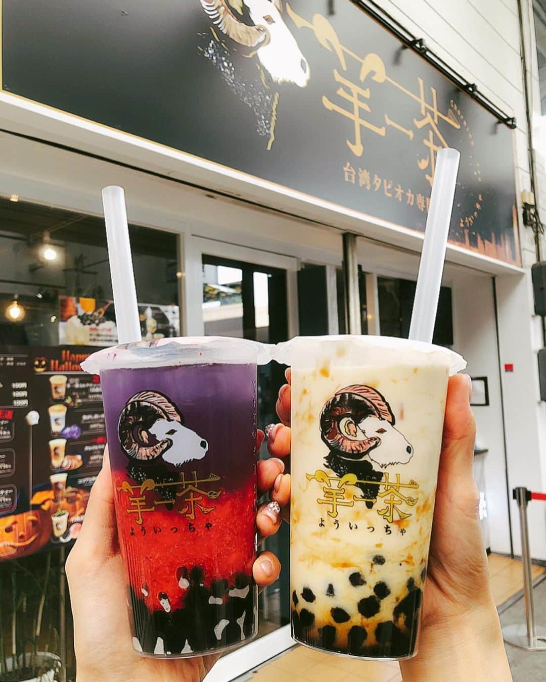 とぎもちさんのインスタグラム写真 - (とぎもちInstagram)「♡ 【高松 다카마쓰】 羊一茶のでタピる♡ この前地元帰った時に飲みに行ってここの焦がし青い空飲んだらすごく美味しくて今回は別メニュー飲みに来た🤤💕 今回は白桃烏龍ミルクティーと夕焼け💕 白桃烏龍ミルクティーは白桃の味そんなにしなかったけど美味しい黒糖ミルクにもちもちタピオカだった💓💓 冷たい飲み物に熱々タピオカが嬉しい💕 そして夕焼けの方は色過激だけど、いちごの果肉たっぷりの美味しいいちごジュース🍓💕 果肉の量すごくて夕焼け結構好きかも😳💓💓 ♡ #羊一茶高松店 #羊一茶 #白桃烏龍ミルクティー #夕焼け #タピオカミルクティー #タピオカ黒糖ミルクティー #高松 #香川 #日本 #高松グルメ  #香川グルメ  #日本 #高松タピオカ #瓦町 #요이짜 #요우이짜 #다카마쓰 #카가와 #다카마쓰맛집 #카가와맛집 #카가와여행 #다카마쓰여행 #먹스타그램 #토기모치 #とぎもち #とぎもちkorea #토기모치mukbang #먹방 #유튜버 #유튜브」11月19日 13時07分 - togistagram
