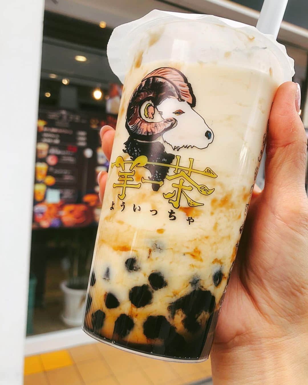 とぎもちさんのインスタグラム写真 - (とぎもちInstagram)「♡ 【高松 다카마쓰】 羊一茶のでタピる♡ この前地元帰った時に飲みに行ってここの焦がし青い空飲んだらすごく美味しくて今回は別メニュー飲みに来た🤤💕 今回は白桃烏龍ミルクティーと夕焼け💕 白桃烏龍ミルクティーは白桃の味そんなにしなかったけど美味しい黒糖ミルクにもちもちタピオカだった💓💓 冷たい飲み物に熱々タピオカが嬉しい💕 そして夕焼けの方は色過激だけど、いちごの果肉たっぷりの美味しいいちごジュース🍓💕 果肉の量すごくて夕焼け結構好きかも😳💓💓 ♡ #羊一茶高松店 #羊一茶 #白桃烏龍ミルクティー #夕焼け #タピオカミルクティー #タピオカ黒糖ミルクティー #高松 #香川 #日本 #高松グルメ  #香川グルメ  #日本 #高松タピオカ #瓦町 #요이짜 #요우이짜 #다카마쓰 #카가와 #다카마쓰맛집 #카가와맛집 #카가와여행 #다카마쓰여행 #먹스타그램 #토기모치 #とぎもち #とぎもちkorea #토기모치mukbang #먹방 #유튜버 #유튜브」11月19日 13時07分 - togistagram