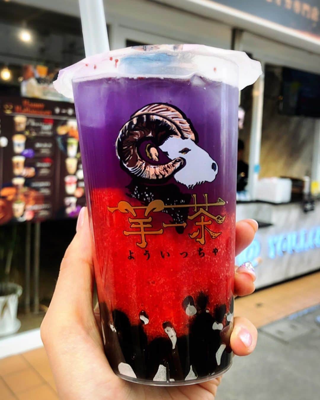 とぎもちさんのインスタグラム写真 - (とぎもちInstagram)「♡ 【高松 다카마쓰】 羊一茶のでタピる♡ この前地元帰った時に飲みに行ってここの焦がし青い空飲んだらすごく美味しくて今回は別メニュー飲みに来た🤤💕 今回は白桃烏龍ミルクティーと夕焼け💕 白桃烏龍ミルクティーは白桃の味そんなにしなかったけど美味しい黒糖ミルクにもちもちタピオカだった💓💓 冷たい飲み物に熱々タピオカが嬉しい💕 そして夕焼けの方は色過激だけど、いちごの果肉たっぷりの美味しいいちごジュース🍓💕 果肉の量すごくて夕焼け結構好きかも😳💓💓 ♡ #羊一茶高松店 #羊一茶 #白桃烏龍ミルクティー #夕焼け #タピオカミルクティー #タピオカ黒糖ミルクティー #高松 #香川 #日本 #高松グルメ  #香川グルメ  #日本 #高松タピオカ #瓦町 #요이짜 #요우이짜 #다카마쓰 #카가와 #다카마쓰맛집 #카가와맛집 #카가와여행 #다카마쓰여행 #먹스타그램 #토기모치 #とぎもち #とぎもちkorea #토기모치mukbang #먹방 #유튜버 #유튜브」11月19日 13時07分 - togistagram