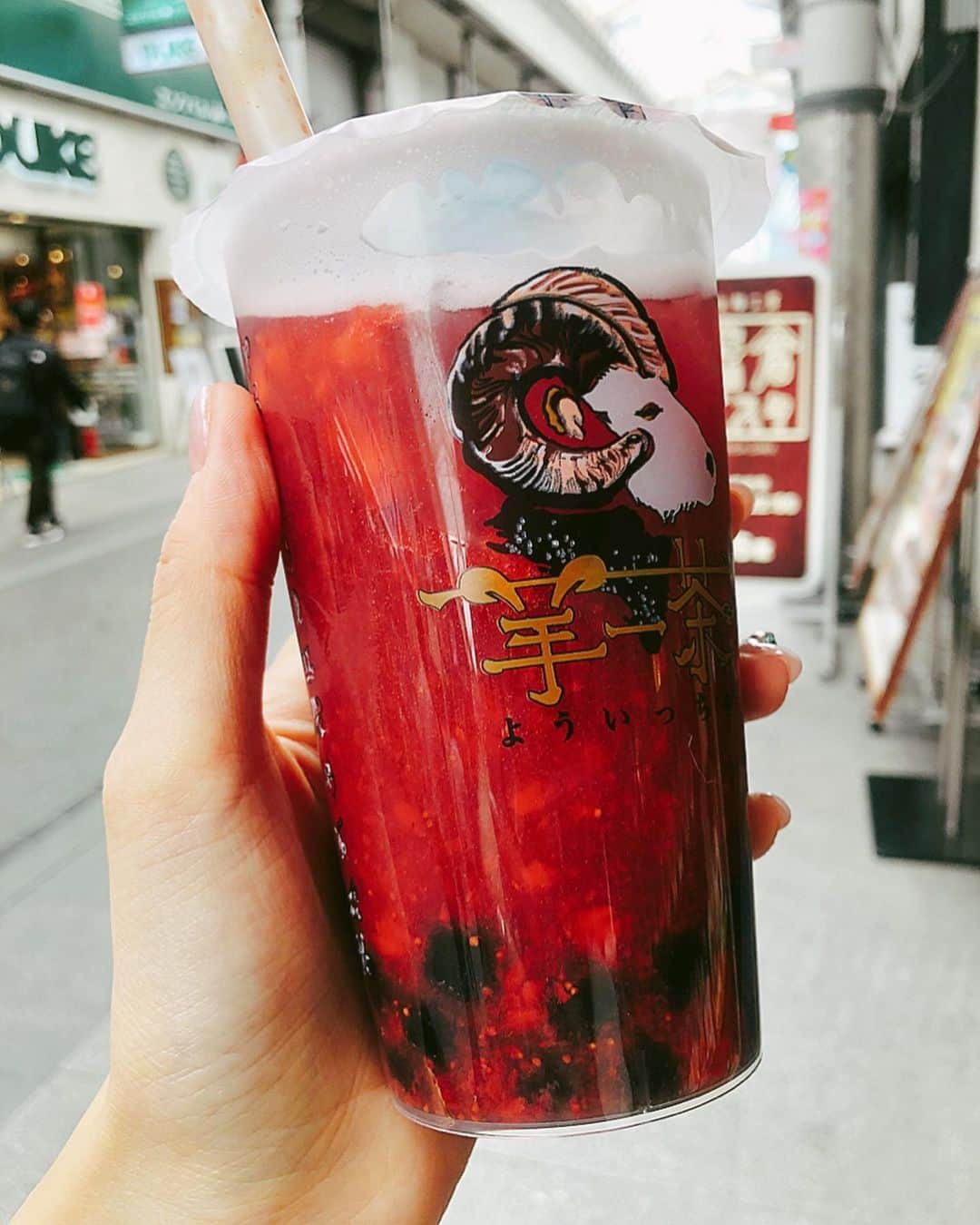 とぎもちさんのインスタグラム写真 - (とぎもちInstagram)「♡ 【高松 다카마쓰】 羊一茶のでタピる♡ この前地元帰った時に飲みに行ってここの焦がし青い空飲んだらすごく美味しくて今回は別メニュー飲みに来た🤤💕 今回は白桃烏龍ミルクティーと夕焼け💕 白桃烏龍ミルクティーは白桃の味そんなにしなかったけど美味しい黒糖ミルクにもちもちタピオカだった💓💓 冷たい飲み物に熱々タピオカが嬉しい💕 そして夕焼けの方は色過激だけど、いちごの果肉たっぷりの美味しいいちごジュース🍓💕 果肉の量すごくて夕焼け結構好きかも😳💓💓 ♡ #羊一茶高松店 #羊一茶 #白桃烏龍ミルクティー #夕焼け #タピオカミルクティー #タピオカ黒糖ミルクティー #高松 #香川 #日本 #高松グルメ  #香川グルメ  #日本 #高松タピオカ #瓦町 #요이짜 #요우이짜 #다카마쓰 #카가와 #다카마쓰맛집 #카가와맛집 #카가와여행 #다카마쓰여행 #먹스타그램 #토기모치 #とぎもち #とぎもちkorea #토기모치mukbang #먹방 #유튜버 #유튜브」11月19日 13時07分 - togistagram
