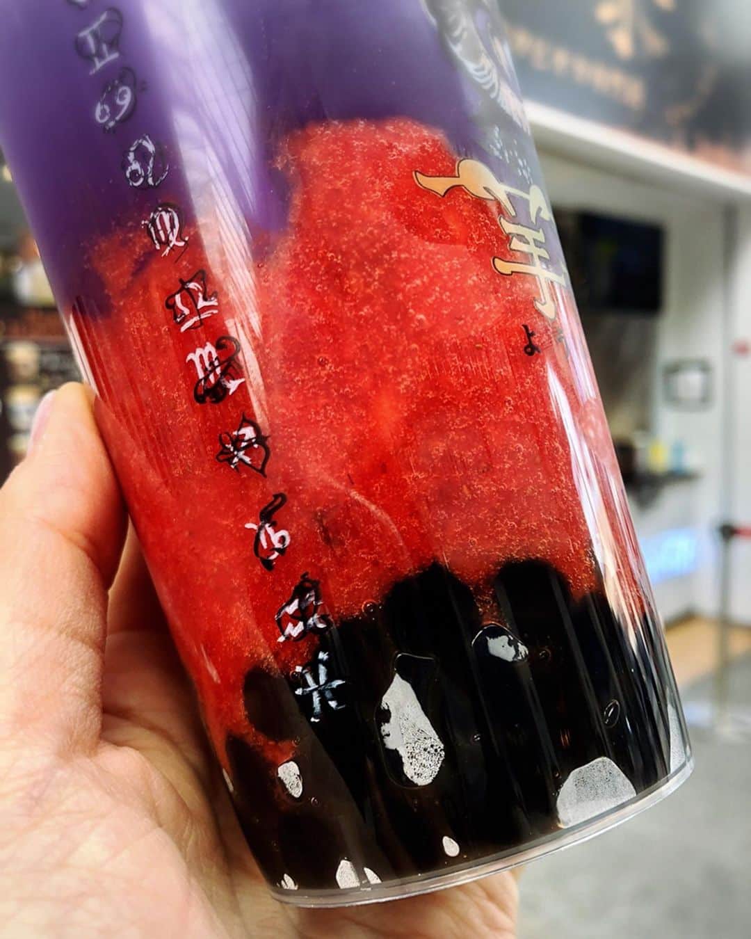 とぎもちさんのインスタグラム写真 - (とぎもちInstagram)「♡ 【高松 다카마쓰】 羊一茶のでタピる♡ この前地元帰った時に飲みに行ってここの焦がし青い空飲んだらすごく美味しくて今回は別メニュー飲みに来た🤤💕 今回は白桃烏龍ミルクティーと夕焼け💕 白桃烏龍ミルクティーは白桃の味そんなにしなかったけど美味しい黒糖ミルクにもちもちタピオカだった💓💓 冷たい飲み物に熱々タピオカが嬉しい💕 そして夕焼けの方は色過激だけど、いちごの果肉たっぷりの美味しいいちごジュース🍓💕 果肉の量すごくて夕焼け結構好きかも😳💓💓 ♡ #羊一茶高松店 #羊一茶 #白桃烏龍ミルクティー #夕焼け #タピオカミルクティー #タピオカ黒糖ミルクティー #高松 #香川 #日本 #高松グルメ  #香川グルメ  #日本 #高松タピオカ #瓦町 #요이짜 #요우이짜 #다카마쓰 #카가와 #다카마쓰맛집 #카가와맛집 #카가와여행 #다카마쓰여행 #먹스타그램 #토기모치 #とぎもち #とぎもちkorea #토기모치mukbang #먹방 #유튜버 #유튜브」11月19日 13時07分 - togistagram