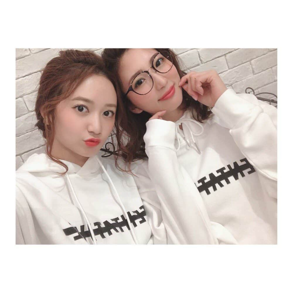 葉月ゆめさんのインスタグラム写真 - (葉月ゆめInstagram)「えいみぃとペアルック 👯‍♀️ @tentative.official  さんのお洋服です メンズなのでオーバーサイズで着られてかわいい ♡♡ 今度これ着てふたりでお出かけしよう 😚 #tentavite #tentavitewear #ペアルック #オーバーサイズ #パーカー #パーカー女子 #ゆるかわ #あー寒い」11月19日 13時22分 - yume_hazuki