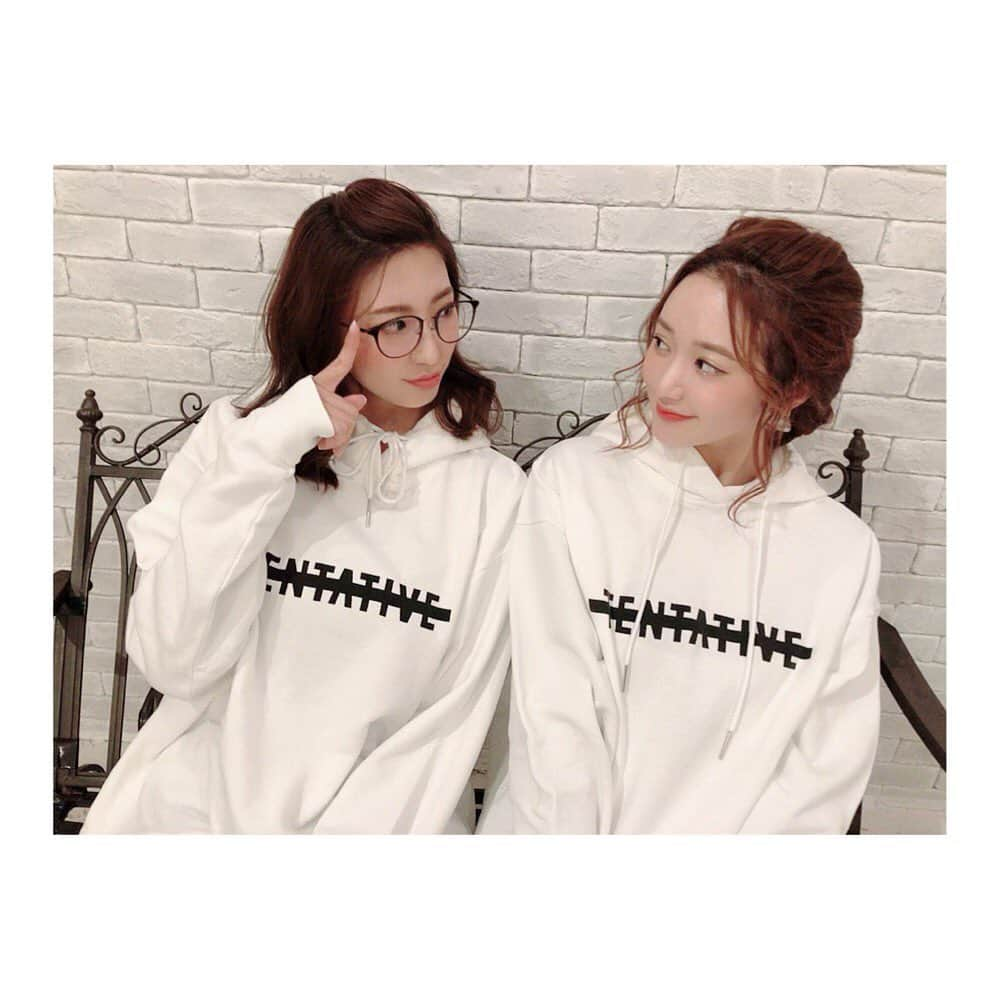 葉月ゆめさんのインスタグラム写真 - (葉月ゆめInstagram)「えいみぃとペアルック 👯‍♀️ @tentative.official  さんのお洋服です メンズなのでオーバーサイズで着られてかわいい ♡♡ 今度これ着てふたりでお出かけしよう 😚 #tentavite #tentavitewear #ペアルック #オーバーサイズ #パーカー #パーカー女子 #ゆるかわ #あー寒い」11月19日 13時22分 - yume_hazuki