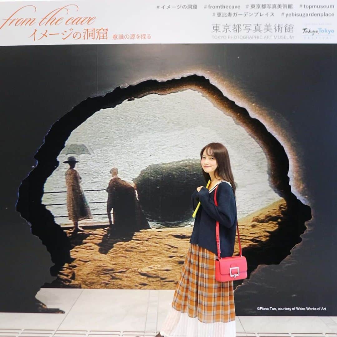 野村日香理さんのインスタグラム写真 - (野村日香理Instagram)「かわいいー🐕💕 #心友 のゆかりと東京都写真美術館へ🎨 山沢栄子　私の現代 イメージの洞窟　意識の源を探る を見てきたよ☺︎ 書籍で見ていたよりもグッと惹きつけられる作品が沢山あって感動しました。 見てはいけないものを見てしまったようなゾクゾクする作品から（私の主観です☺︎）可愛いくてキュンとする作品まで趣向の違う作品が展示されていて見応えがあったよ＾＾ この作品は何を言いたかったのかな？と心に問いかけながらじーっとみる時間がとても好きです♡ 美術館のあるガーデンプレイスもクリスマス装飾されていて綺麗だったよ〜💕🎄✨ @topmuseum  #感性#イルミネーション#美術館巡り#東京都写真美術館 #TOPMUSEUM #恵比寿ガーデンプレイス #写真 #写真展 #photo#PR#museumlover#イメージの洞窟#山沢栄子」11月19日 13時15分 - nomura.hikari