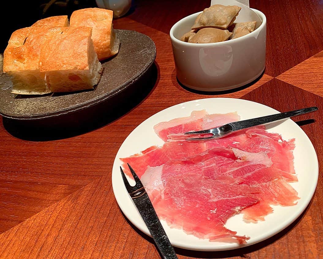 百合華さんのインスタグラム写真 - (百合華Instagram)「京都二条にある『The Ritz Carlton 京都』のイタリアンのお店『La Locanda』にて、枯山水が臨めるエレガントな空間でいつもよりちょっと遅めのランチタイム🍽🎶﻿ ﻿ コース料理には含まれていなかった特別な生ハムもおすすめとの事だったので少し切り分けていただきました🐷💕﻿ ﻿ 今回は目にも鮮やかなお料理がいただけるWメインのランチコース✨﻿ ﻿ デザートには『ピエール・エルメ・パリ』のマスカルポーネクリーム仕立てのティラミスを御用意してくださりました🥰﻿ ﻿ 世界最高峰ホテルのきめ細やかなサービスや空間やお料理もやはり世界最高峰で御座いました❤️﻿ ﻿ #京都﻿ #中京区﻿ #二条﻿ #リッツカールトン﻿ #ザリッツカールトン﻿ #theritzcarlton﻿ #紅葉﻿ #観賞﻿ #ラロカンダ﻿ #lalocanda﻿ #イタリアン﻿ #ランチタイム﻿ #コース料理﻿ #ピエールエルメ  #スイーツ #伝統的﻿ #格式﻿ #特別な日﻿ #大切な人﻿ #ラグジュアリータイム﻿ #美食﻿ #美食家」11月19日 13時25分 - yurika.lovelily