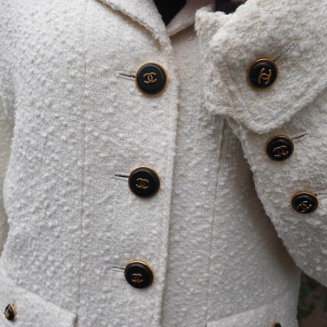 Vintage Brand Boutique AMOREさんのインスタグラム写真 - (Vintage Brand Boutique AMOREInstagram)「Sold out ++ Rare find ++ Vintage Chanel wool jacket from 1995. Size 38▶︎Free Shipping Worldwide✈️ ≫≫≫ DM for more information 📩 info@amorevintagetokyo.com #AMOREvintage #AMORETOKYO #tokyo #Omotesando #Aoyama #harajuku #vintage #vintageshop #ヴィンテージ #ヴィンテージショップ #アモーレ #アモーレトーキョー #表参道 #青山 #原宿#東京 #chanel #chanelvintage #vintagechanel #ヴィンテージ #シャネル #ヴィンテージシャネル #amorewardrobe #アモーレワードローブ」11月19日 13時28分 - amore_tokyo