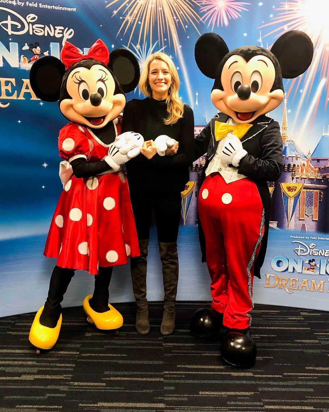 ベッキー・ベレスウィルのインスタグラム：「Happy Birthday @mickeymouse!! So fun seeing the amazing cast of @disneyonice ‘s DREAM BIG and some of our Frozen Family this weekend!」