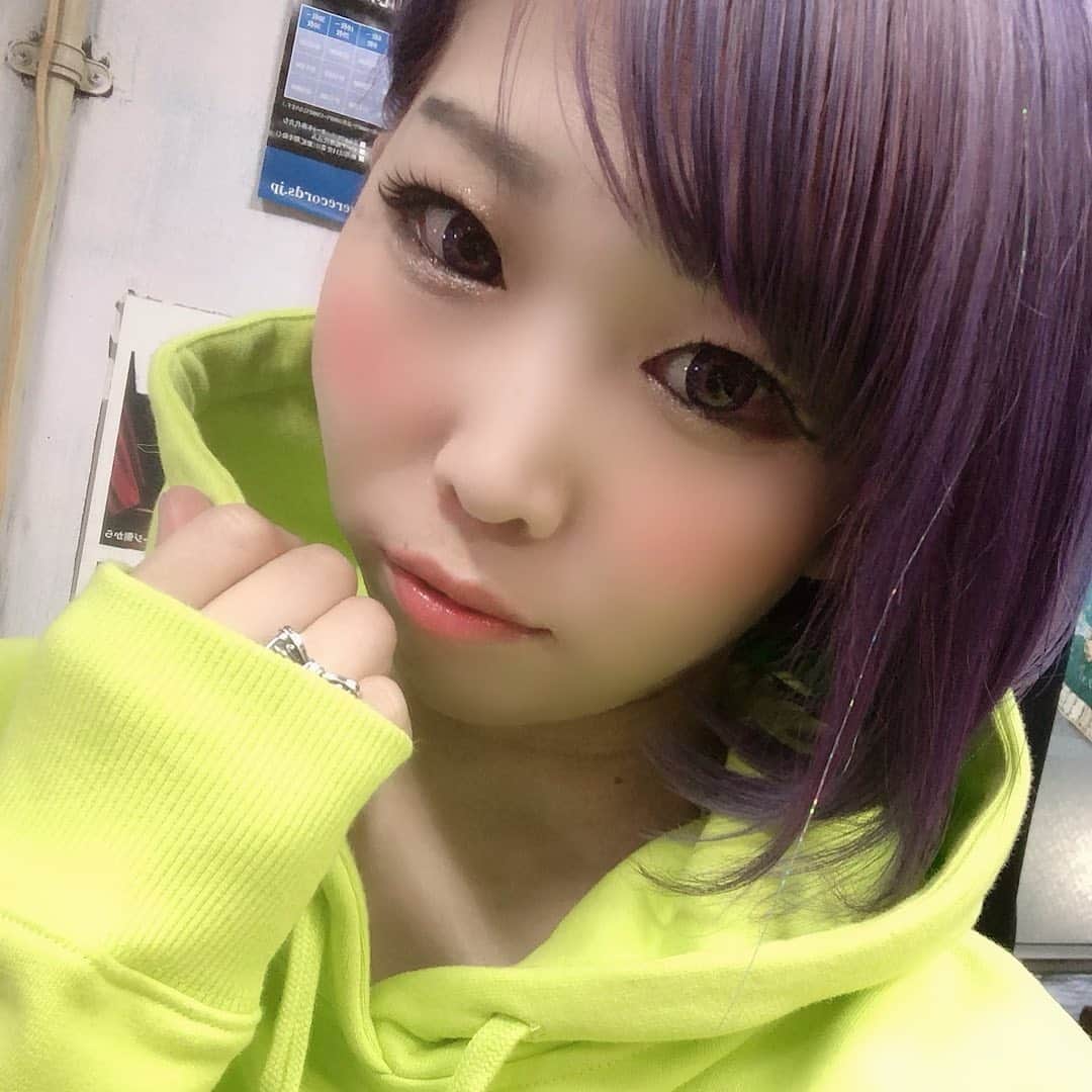 RINGOのインスタグラム：「💜💜💜 髪の毛むらさきいろになった💖 #ティンセル っていうキラキラもつけてもらったー😍 #クリィミーマミ っていわれて浮かれてます☺️💜💜💜😈 • • #hairsalontommy #パープルヘア #カラーバター」