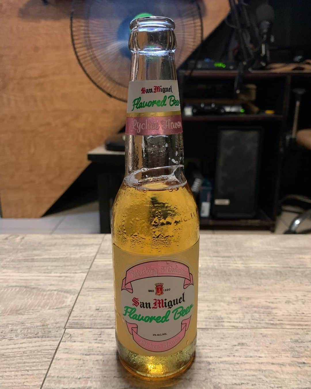 小池ジョアンナのインスタグラム：「フィリピンで飲んだ、ライチ味のフレーバービール！🍺🧡 サンミゲルっていう有名なビールは知ってたんだけど、フレーバービールってい うのもありました😳🧡✨ 他にも、アップル🍎、レモン🍋のフレーバーもあったよ〜  アルコール3%で弱めなのもあって、ほんのりビール風味のジュースみたいで凄く飲みやすかった！！ お酒は激弱なので、私には丁度よかったです😂✨ フィリピンはお酒も安い。29ペソ。だいたい１瓶60円くらい🍾  #sanmiguel #flavorbeer #lychee #lycheeflavor #philippines #beer」
