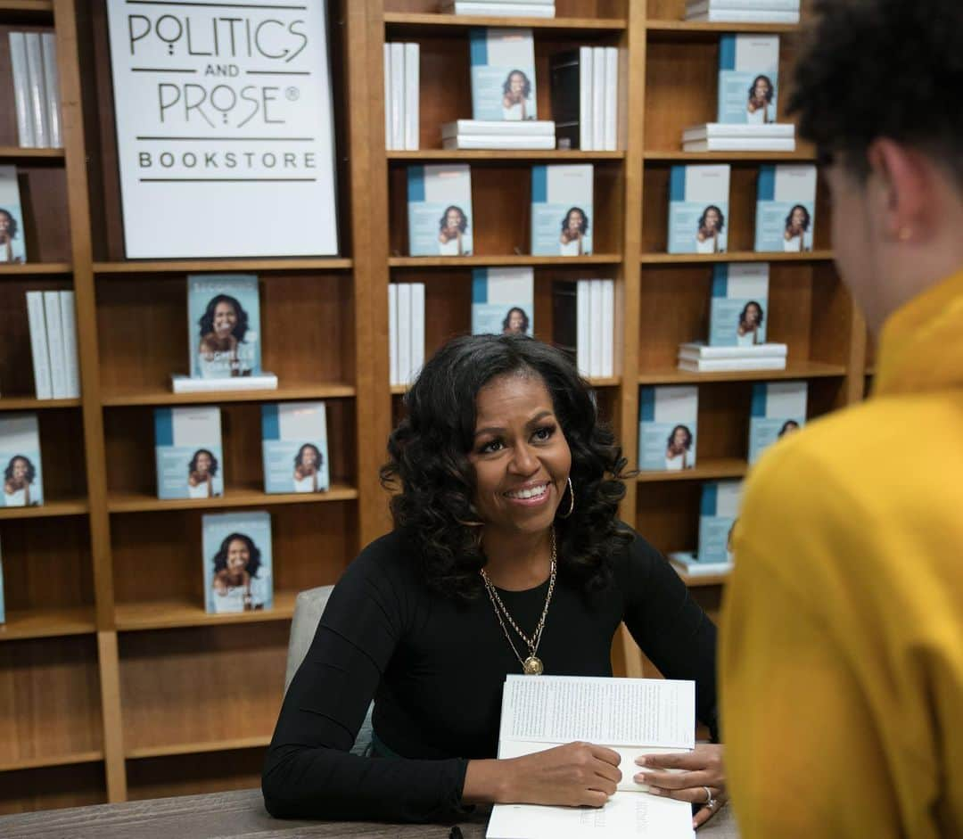 ミシェル・オバマさんのインスタグラム写真 - (ミシェル・オバマInstagram)「Today I stopped by @politicsprose, a local bookstore here in DC, to celebrate the one-year anniversary of Becoming. It’s hard to believe that it’s already been a year since I shared my story with the world. Since the #IAmBecoming tour came to a close, I found myself reflecting on many of the conversations I had with so many of you—from the book clubs and community groups I visited to all the thoughtful comments and conversations we had online. I noticed so many of us face a common challenge—that no matter who we are or where we come from, too often, we convince ourselves that our stories don’t matter.  So, as we approach a New Year, I wanted to find a way to help us all embrace our own stories. That’s what the Becoming Journal is all about—reflecting on our lives, especially the tiniest details. That’s how we can keep becoming—by seeing our stories for the powerful truths that they are, and then, by reaching out to each other and embracing all the vulnerability, the wisdom, and the twists and turns that both make our journeys so unique—and bind us together so tightly. I’m so excited to share the journal with you. Starting tomorrow, you can get your own copy at becomingmichelleobama.com.」11月19日 13時41分 - michelleobama