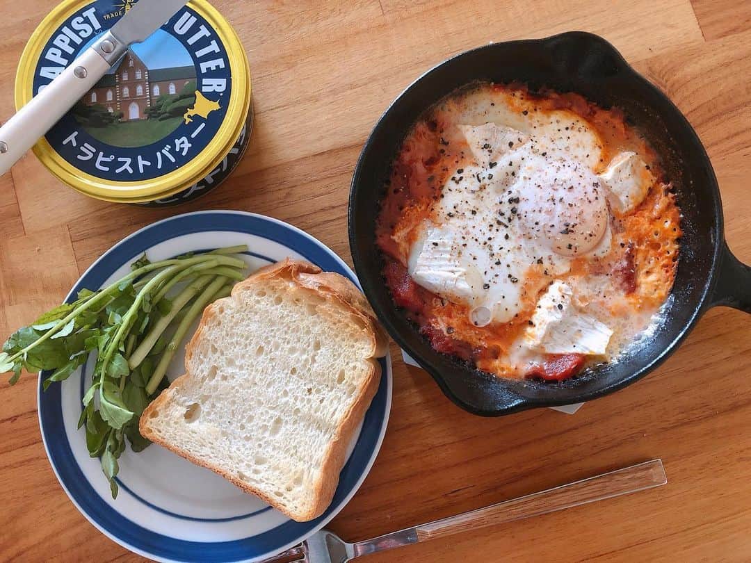 菅原沙樹さんのインスタグラム写真 - (菅原沙樹Instagram)「ひとりランチ😋 残ってたトマト缶、ベーコン、カマンベールチーズに、仕上げに卵を乗せてトースト添えただけの簡単ランチ。ひとりん時はこんなんで充分👌 #トーキョー嫁ご飯#トーキョー家族ご飯」11月19日 13時42分 - saki313apo