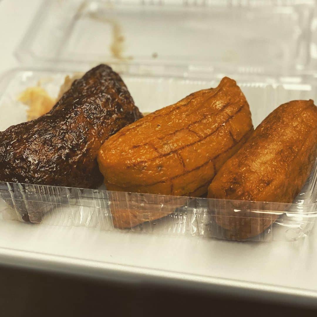 鴨志田由貴のインスタグラム：「東京駅お稲荷専門店で本日1食目ゲット。今朝一番の新幹線で仙台から東京に戻り、これから京都に向かいます！」