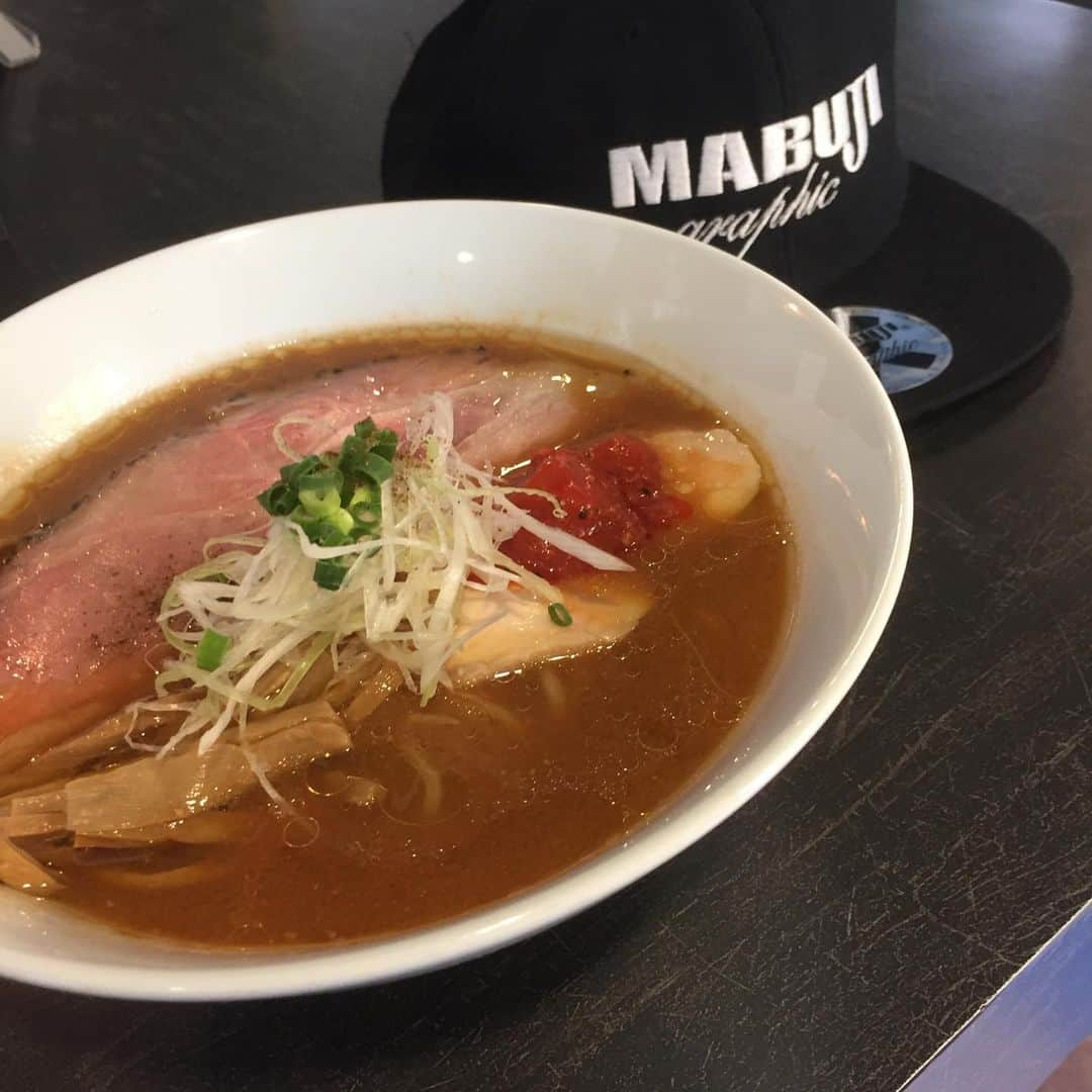 ほんこんさんのインスタグラム写真 - (ほんこんInstagram)「今日は昼に 味噌ラーメン カレーセット サーフィン🏄‍♂️おわり #味噌ラーメン #カレーセット #鶏皮餃子 #本鵠沼 #ほんこん #サーフィン終わり #昼ご飯 #mabujigraphic」11月19日 13時51分 - hongkong2015_4_9