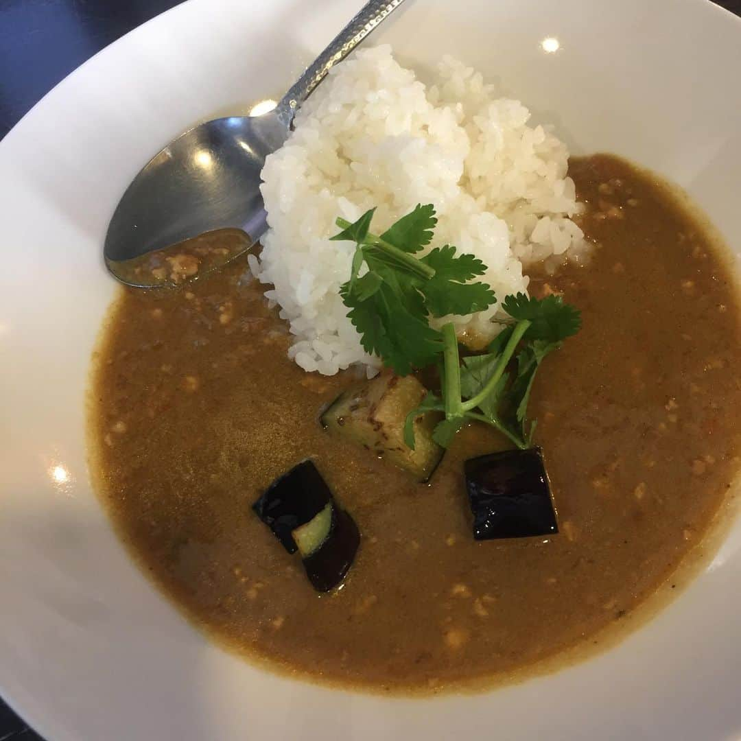 ほんこんさんのインスタグラム写真 - (ほんこんInstagram)「今日は昼に 味噌ラーメン カレーセット サーフィン🏄‍♂️おわり #味噌ラーメン #カレーセット #鶏皮餃子 #本鵠沼 #ほんこん #サーフィン終わり #昼ご飯 #mabujigraphic」11月19日 13時51分 - hongkong2015_4_9