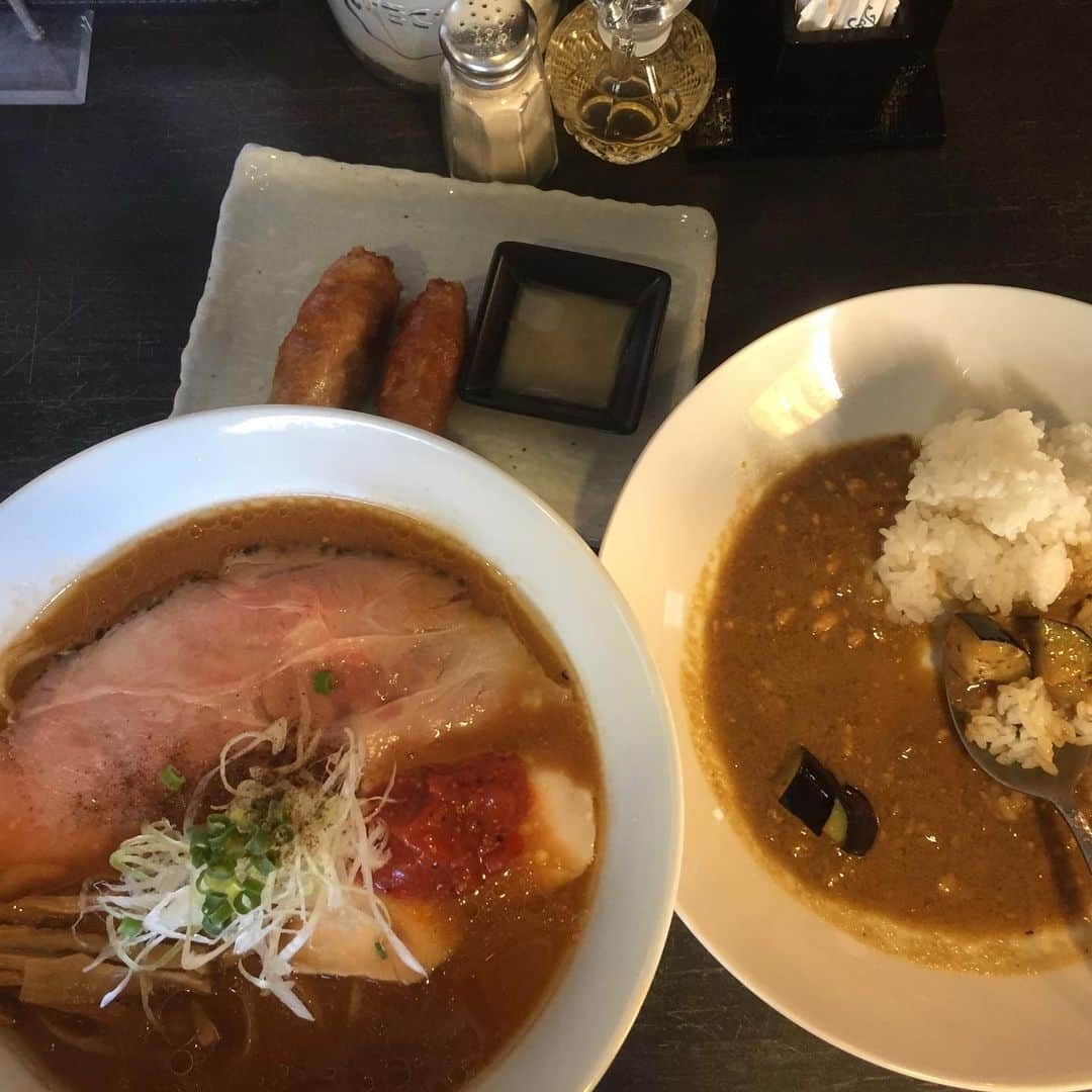 ほんこんさんのインスタグラム写真 - (ほんこんInstagram)「今日は昼に 味噌ラーメン カレーセット サーフィン🏄‍♂️おわり #味噌ラーメン #カレーセット #鶏皮餃子 #本鵠沼 #ほんこん #サーフィン終わり #昼ご飯 #mabujigraphic」11月19日 13時51分 - hongkong2015_4_9