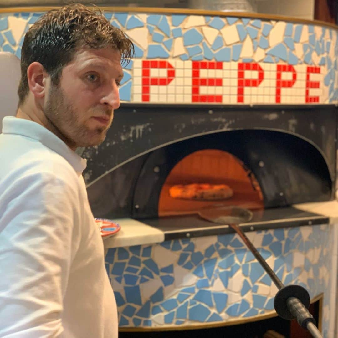 クック井上。さんのインスタグラム写真 - (クック井上。Instagram)「明日「11月20日はピザの日」(マルゲリータ王妃の誕生日)  ということで、ピザ協議会の勉強会「ピザ食べ歩きの会」＠駒沢『ダ・ペッペナポリスタカ』でナポリピッツァ作製体験＆試食をさせていただきました！  ①🍕低温長時間熟成の生地で焼くコルニチョーネがフワフワの「コンテンポラニア(デカ縁系)」 ②🍕現代ナポリで流行中、焼いた後に具材をトッピングするグルメピッツァ  ナンジャコリャーな旨さ！  昨年も参加させていただきましたが、見たら簡単そうなピッツァ作りも、やるとこれが難しい！ ノリは軽やかだけど、ペッペのような職人さんの凄さが伝わる会でした。  詳しくはコチラ https://ameblo.jp/twinkle4416/entry-12546777205.html さぁ、近々ピッツァで決まりだね！  @ Pizzeria da peppe Napoli sta’ ca’’komazawa「ナポリスタカ 駒沢」  #pizza #ピザ #ピッツァ #11月20日はピザの日 #ピザの日 #ピザ協議会 #駒沢 #ナポリスタカ #peppe #ダペッペナポリスタカ #ナポリピッツァ #pizzanapoletana #ピザの日 #マルゲリータ #instafood #instacook #delicious #food #グルメ #料理男子 #野菜ソムリエ #アスリートフードマイスター #フードコーディネーター #食育インストラクター #料理芸人 #料理研究家 #料理男子 #クック井上。」11月19日 14時05分 - cook_inoue