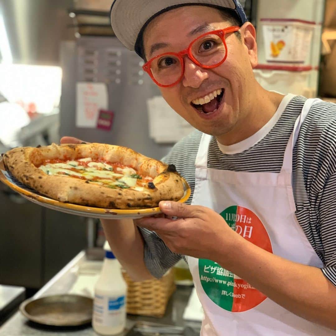 クック井上。さんのインスタグラム写真 - (クック井上。Instagram)「明日「11月20日はピザの日」(マルゲリータ王妃の誕生日)  ということで、ピザ協議会の勉強会「ピザ食べ歩きの会」＠駒沢『ダ・ペッペナポリスタカ』でナポリピッツァ作製体験＆試食をさせていただきました！  ①🍕低温長時間熟成の生地で焼くコルニチョーネがフワフワの「コンテンポラニア(デカ縁系)」 ②🍕現代ナポリで流行中、焼いた後に具材をトッピングするグルメピッツァ  ナンジャコリャーな旨さ！  昨年も参加させていただきましたが、見たら簡単そうなピッツァ作りも、やるとこれが難しい！ ノリは軽やかだけど、ペッペのような職人さんの凄さが伝わる会でした。  詳しくはコチラ https://ameblo.jp/twinkle4416/entry-12546777205.html さぁ、近々ピッツァで決まりだね！  @ Pizzeria da peppe Napoli sta’ ca’’komazawa「ナポリスタカ 駒沢」  #pizza #ピザ #ピッツァ #11月20日はピザの日 #ピザの日 #ピザ協議会 #駒沢 #ナポリスタカ #peppe #ダペッペナポリスタカ #ナポリピッツァ #pizzanapoletana #ピザの日 #マルゲリータ #instafood #instacook #delicious #food #グルメ #料理男子 #野菜ソムリエ #アスリートフードマイスター #フードコーディネーター #食育インストラクター #料理芸人 #料理研究家 #料理男子 #クック井上。」11月19日 14時05分 - cook_inoue