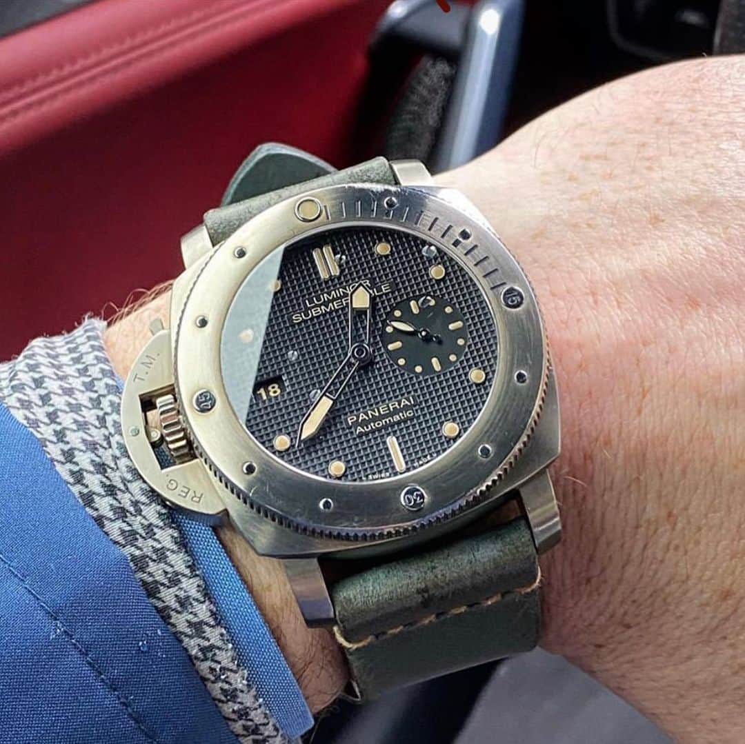 パネライのインスタグラム：「A beauty you don’t see too often. The #Panerai #PAM569 Destro Titanium Submersible with Hobnail dial. Pic by @get_primed #paneraicentral」