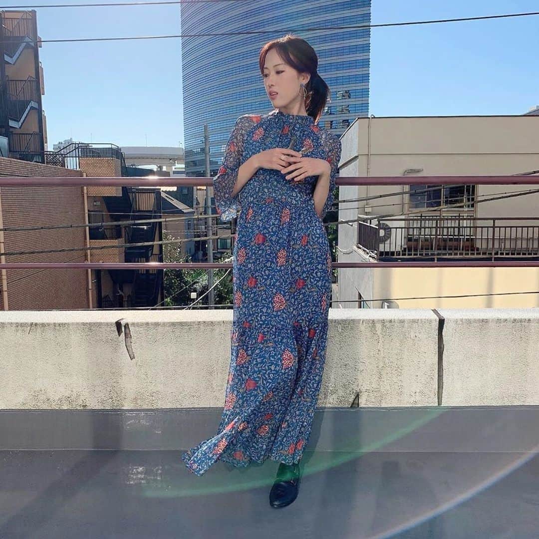 のインスタグラム：「* 岡田万里奈さんが花柄ワンピースを着用してくださいました。  @lovendor_okamari #岡田万里奈 #ブラックムートン #BlackMouton #ootd #outfit #coordinate #fashion #code #fashiongram #photooftheday #instagood #shooting #fashionshooting #style #fashionphotography #instalike #instafashion #creativedirection #fashionportrait #fashionstory #girlsstyle」