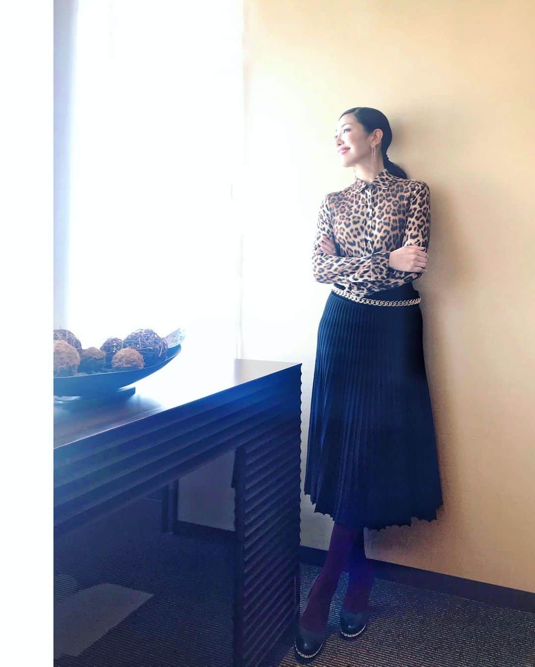 アンミカさんのインスタグラム写真 - (アンミカInstagram)「愛知県にてトークショー🎤✨☺️ 12/7発売のプリーツ編みニットスカートに、n21のレオパードシャツを合わせて🐆❤️ 。 #12月3日のエスプリーナのクリスマスコフレセットの紹介もいたしましたよ❣️ #12月7日はアネラリュクス年内最後のTSVです！ トップス　　#n21 スカート　　#anelalux  ベルト 　#zara 靴 　#chanel @qvc_japan @anelalux」11月19日 14時24分 - ahnmikaofficial