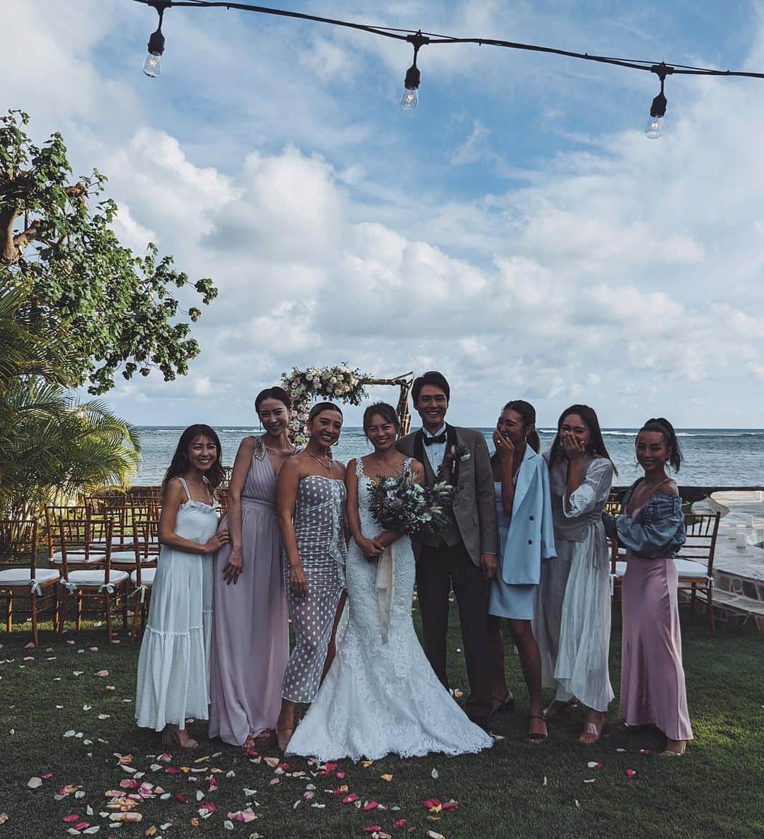 佐々木彩乃さんのインスタグラム写真 - (佐々木彩乃Instagram)「HAPPY WEDDING @techitechiaya & @hayato_terashima ㊗️❤️ 皆でハワイに来てあやの結婚式に参加しました！ 初めての海外ウェディング楽しかったな💗 お洒落な空間に演出でカラー合わせがあやっぽかった🤣💗 本当におめでとう❤️ #happywedding #hawaii #hawaiiwedding」11月19日 14時25分 - ayano__sasaki