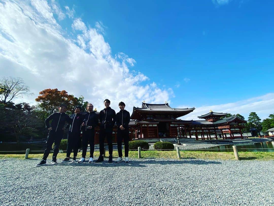 GAKU-MCさんのインスタグラム写真 - (GAKU-MCInstagram)「ライブキャンピングカーツアー！旅の合間に京都に寄りました。お寺をめぐり、ご飯を食べて、最後はサッカー。貴重なオフなのに付き合ってくれた　京都サンガF.C.選手、スタッフの皆様ありがとうございました！次の街へ向かいますー！ #平等院鳳凰堂  #gakumc #ガクエムシー #20周年 #anniversary #ハタチ #ハタチ旅 #トラブルは旅を彩る調味料 #Rappuccino  #リズムソムリエズ　#ウカスカジー  #詳細はプロフィールにあるリンクから僕のサイトへ #campincar  #東京西川 #MIFA #MIFARA #nike  #キャンピングカー #camping #vanlife  #campinglife #campingcar #lifeisajourney  #トイファクトリー #カートラジャパン #キャプテンスタッグ  #未だ旅の途中  #サッカーのある生活  #ライブツアー　#京都サンガ」11月19日 14時26分 - gaku_mc